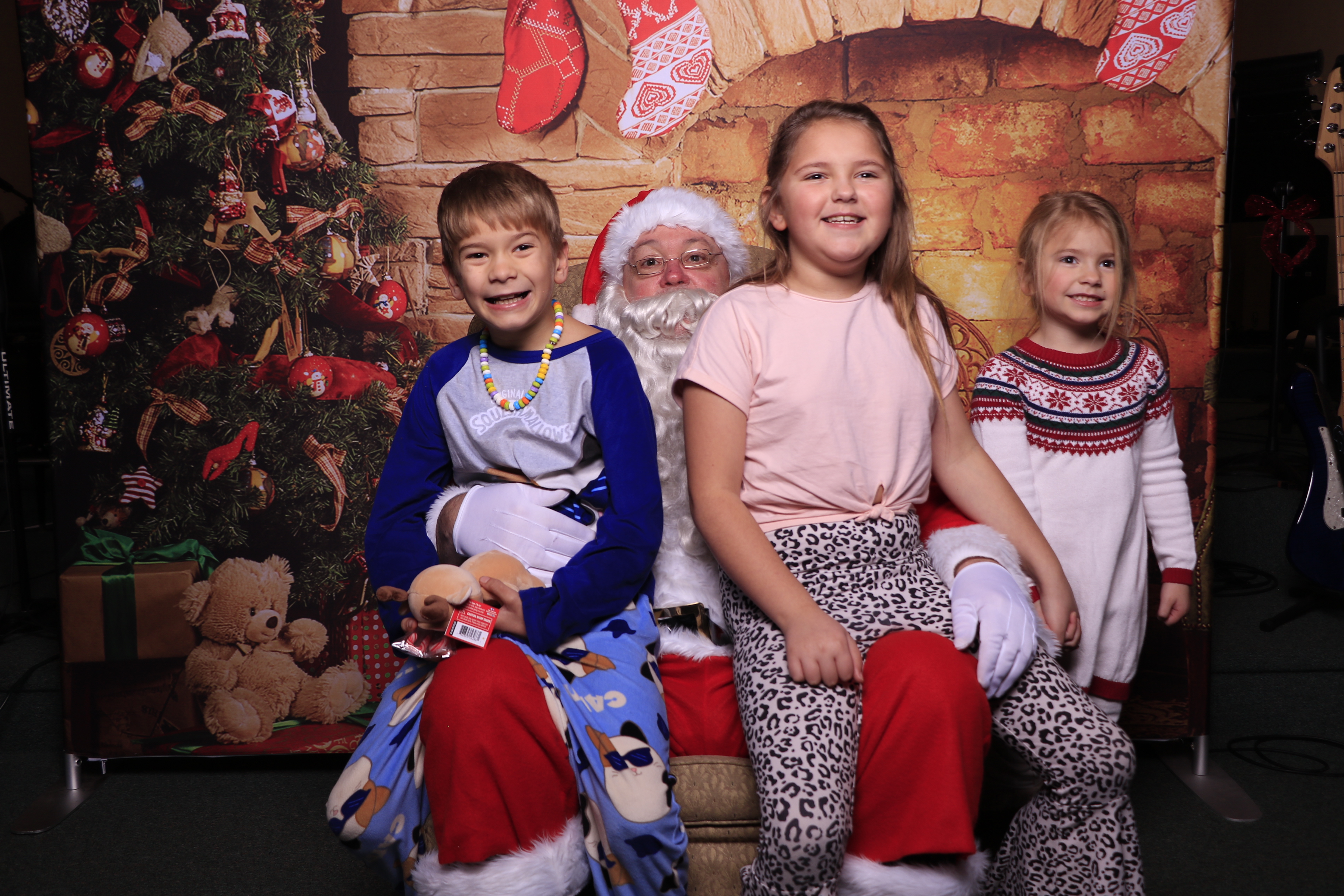 Donuts with Santa | View more photos from the event at gallery.photoboothcincy.com/u/PhotoBoothCincy/Donuts-with-Santa