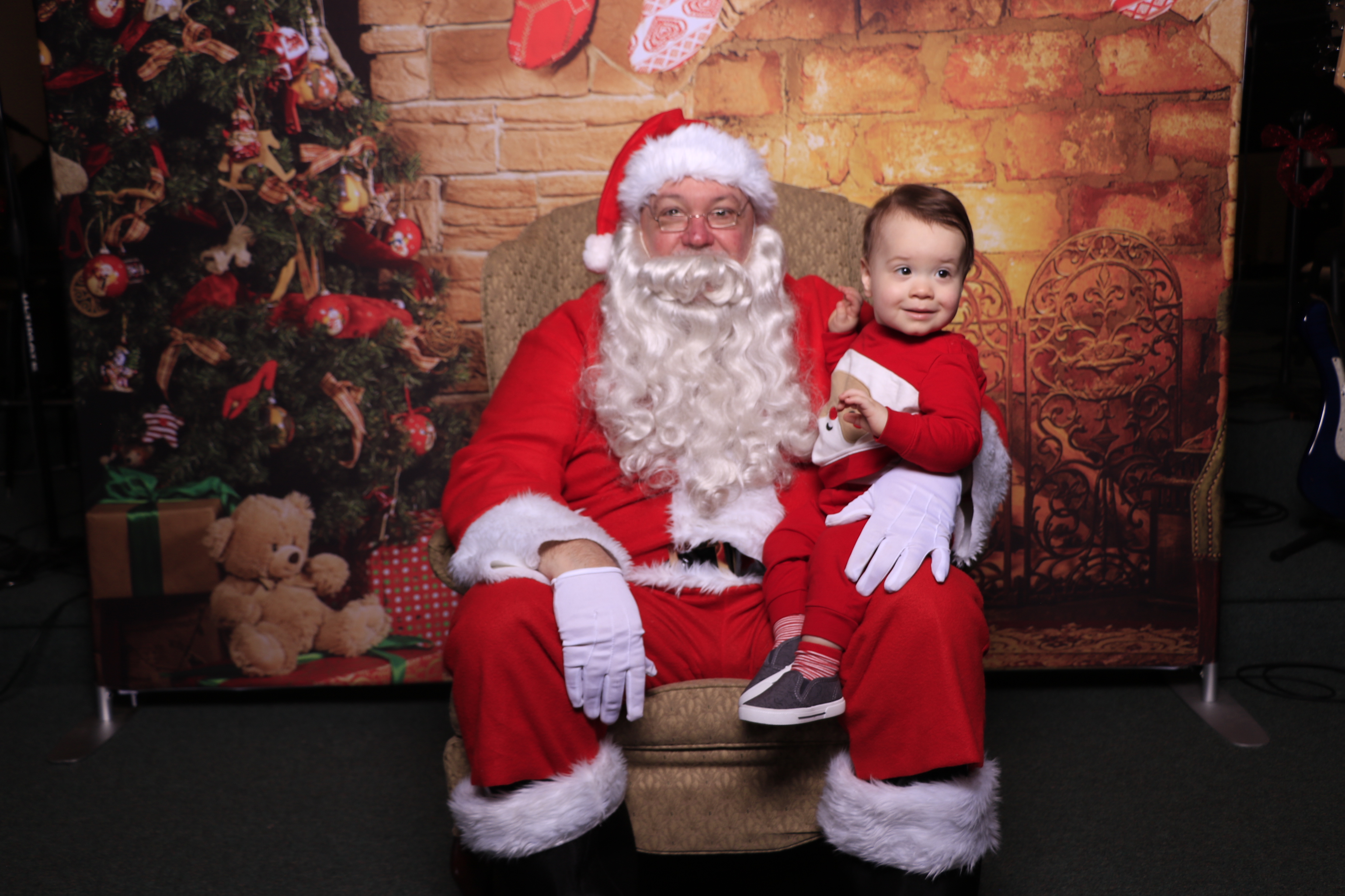 Donuts with Santa | View more photos from the event at gallery.photoboothcincy.com/u/PhotoBoothCincy/Donuts-with-Santa