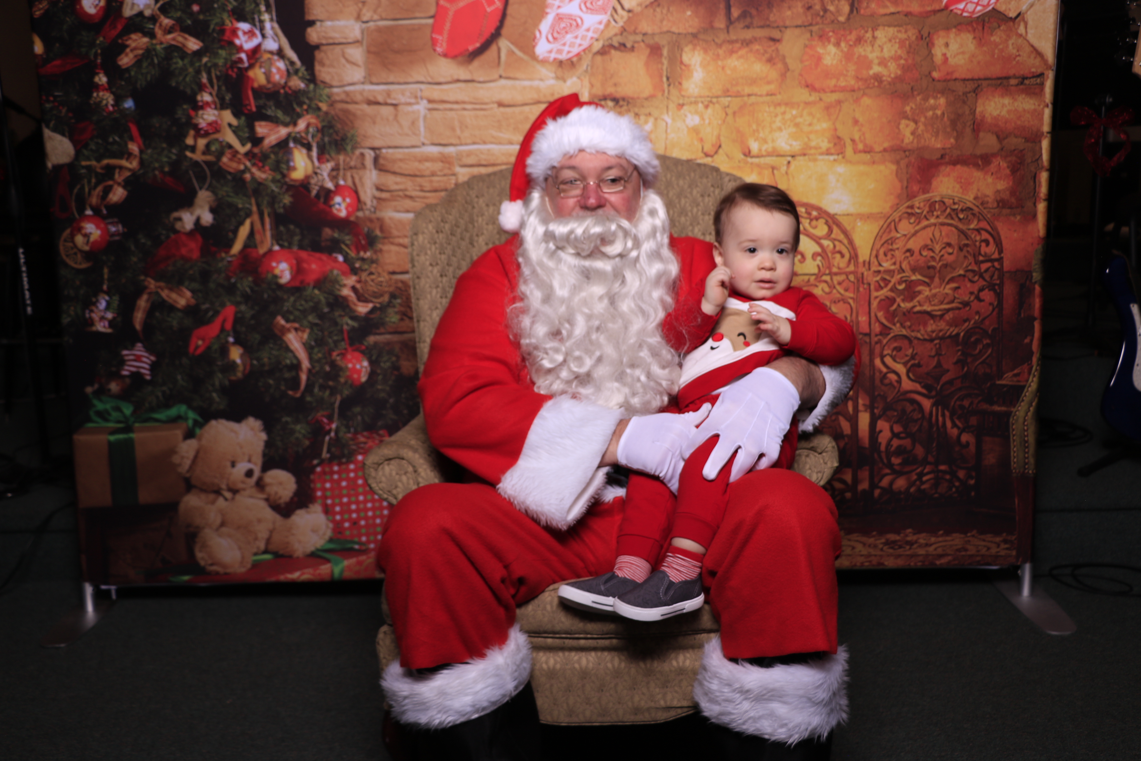 Donuts with Santa | View more photos from the event at gallery.photoboothcincy.com/u/PhotoBoothCincy/Donuts-with-Santa
