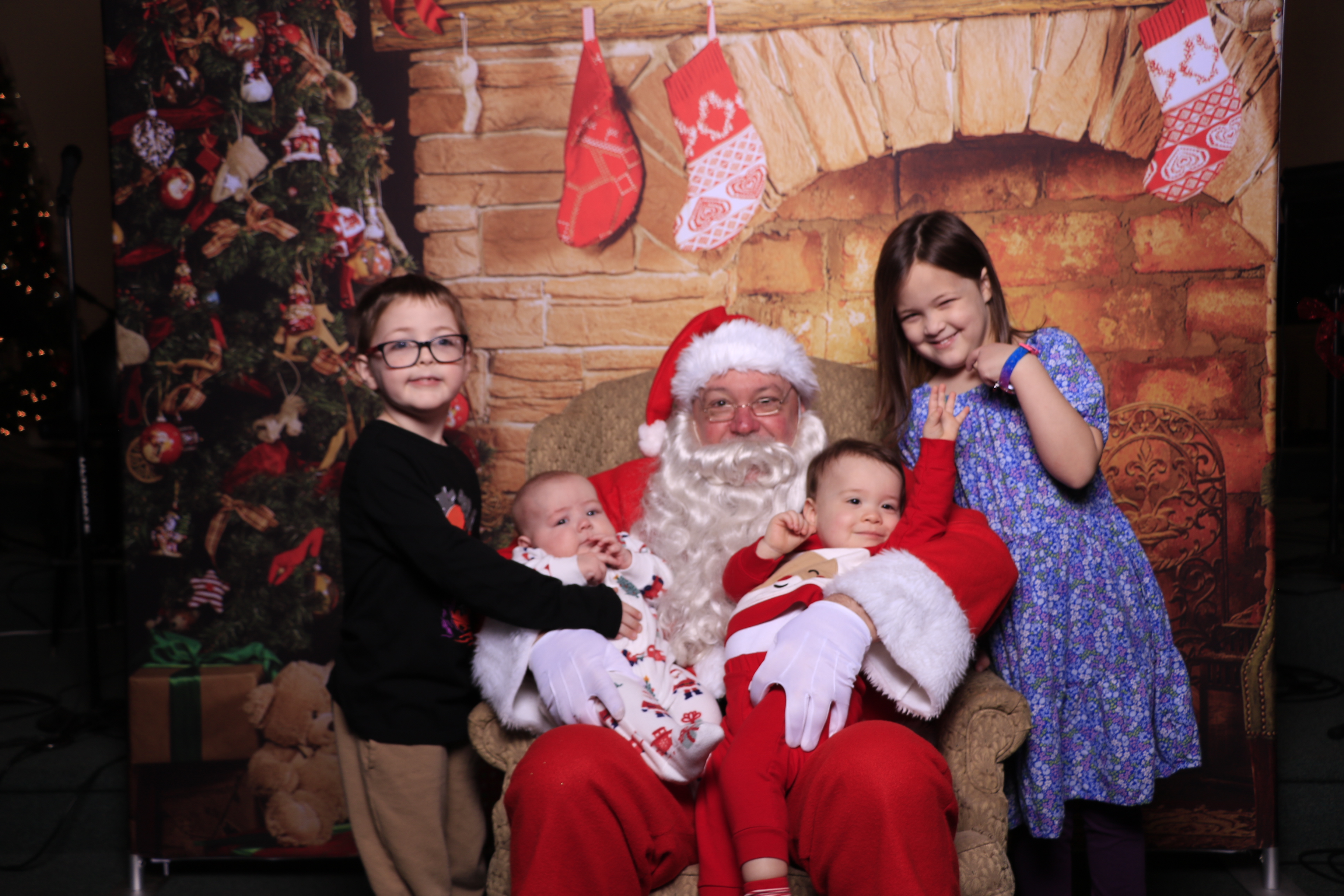 Donuts with Santa | View more photos from the event at gallery.photoboothcincy.com/u/PhotoBoothCincy/Donuts-with-Santa