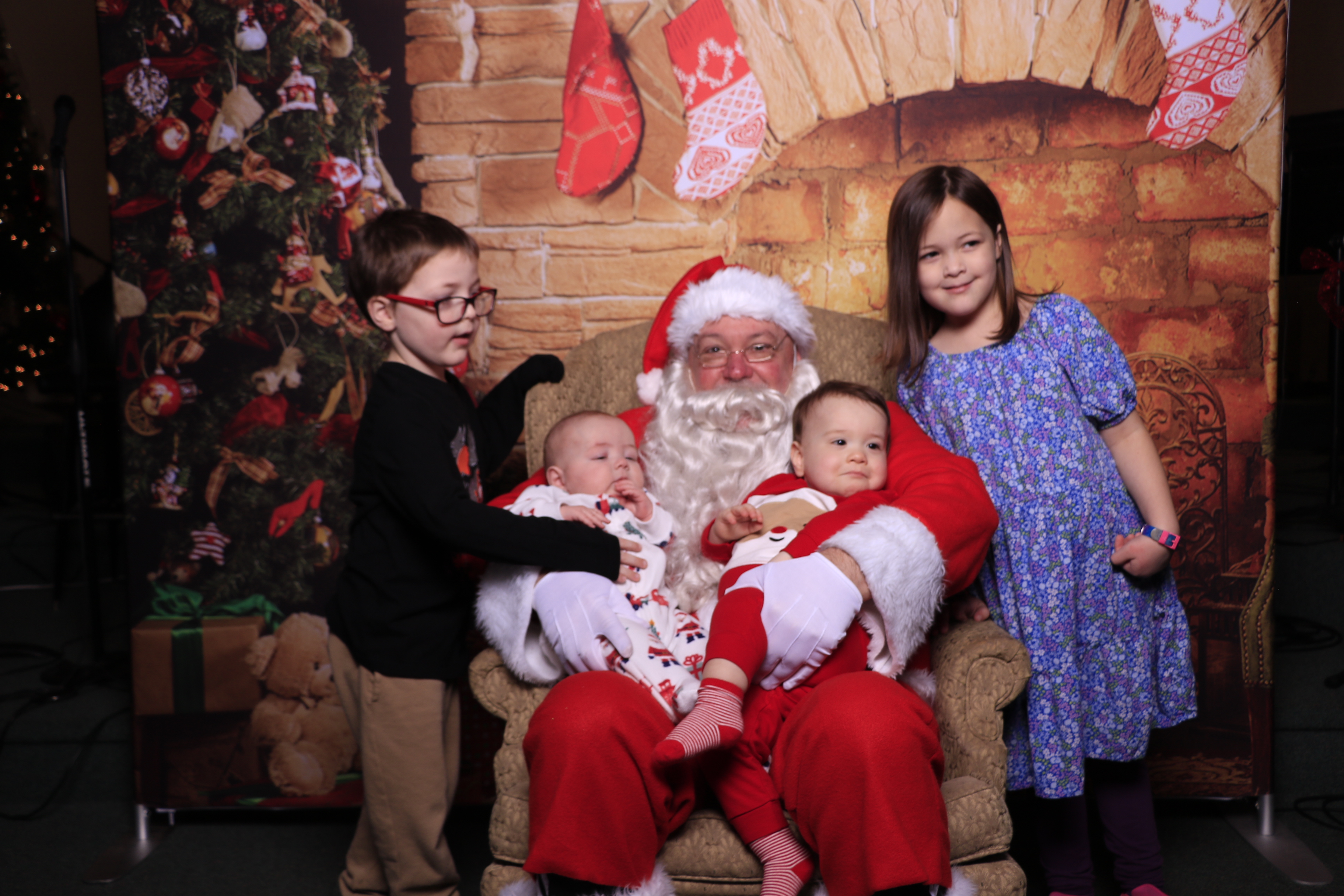 Donuts with Santa | View more photos from the event at gallery.photoboothcincy.com/u/PhotoBoothCincy/Donuts-with-Santa