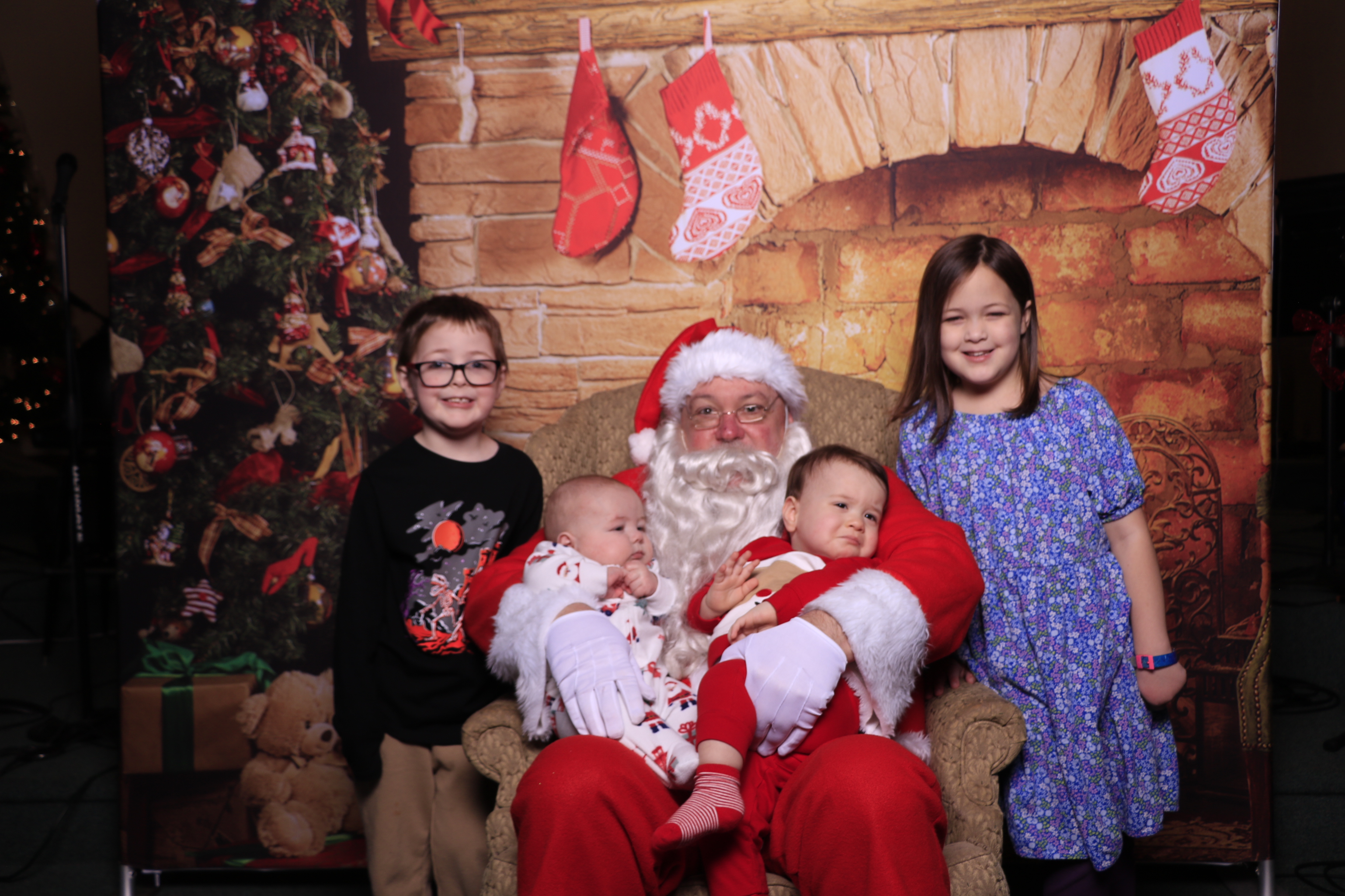 Donuts with Santa | View more photos from the event at gallery.photoboothcincy.com/u/PhotoBoothCincy/Donuts-with-Santa