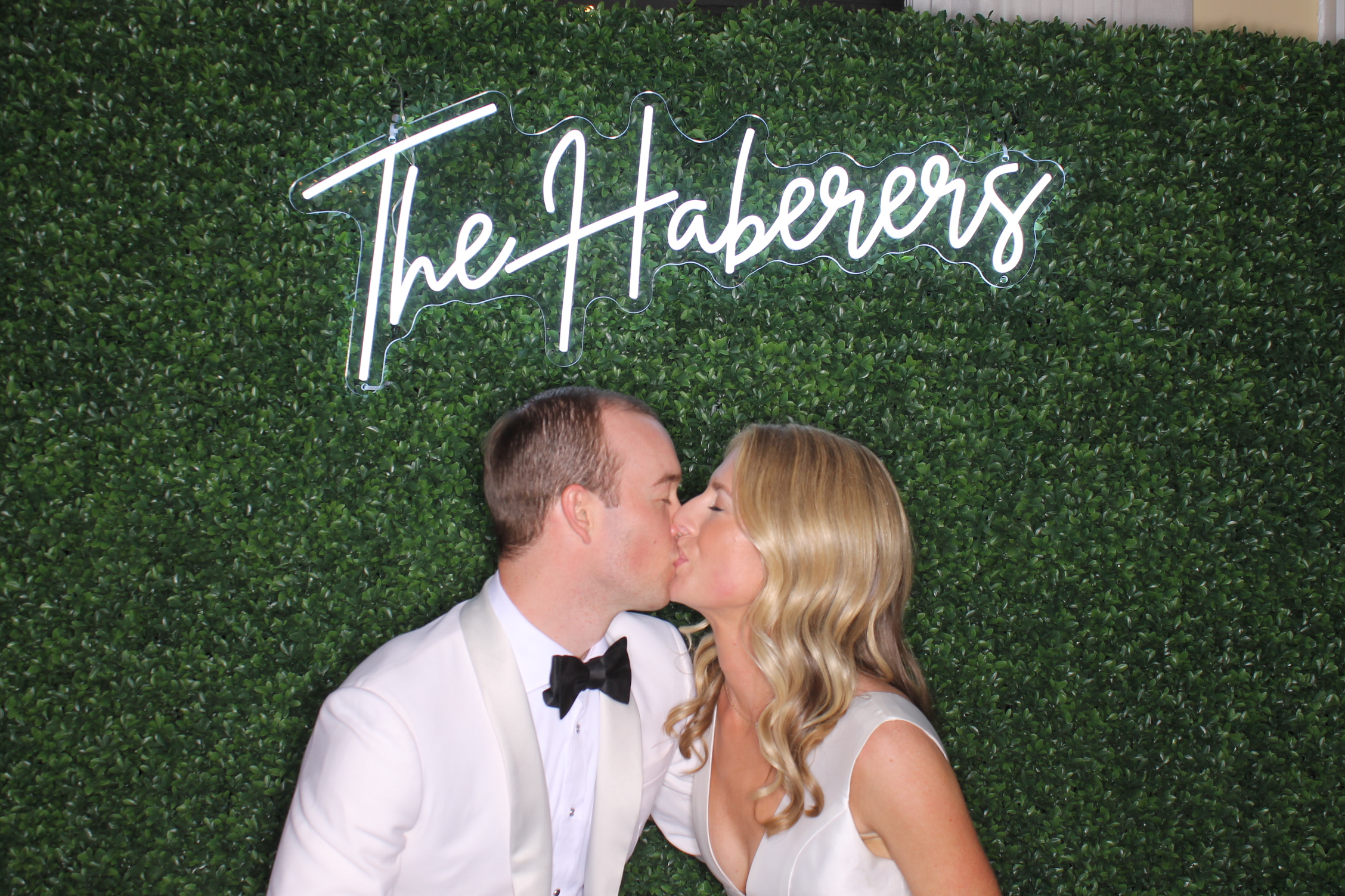 Elly & Chris | View more photos from the event at gallery.photoboothcincy.com/u/PhotoBoothCincy/Elly-Chris