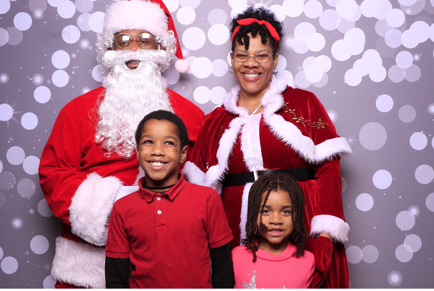 Evanston Winter Holiday Event | View more photos from the event at gallery.photoboothcincy.com/u/PhotoBoothCincy/Evanston-Winter-Holiday-Event