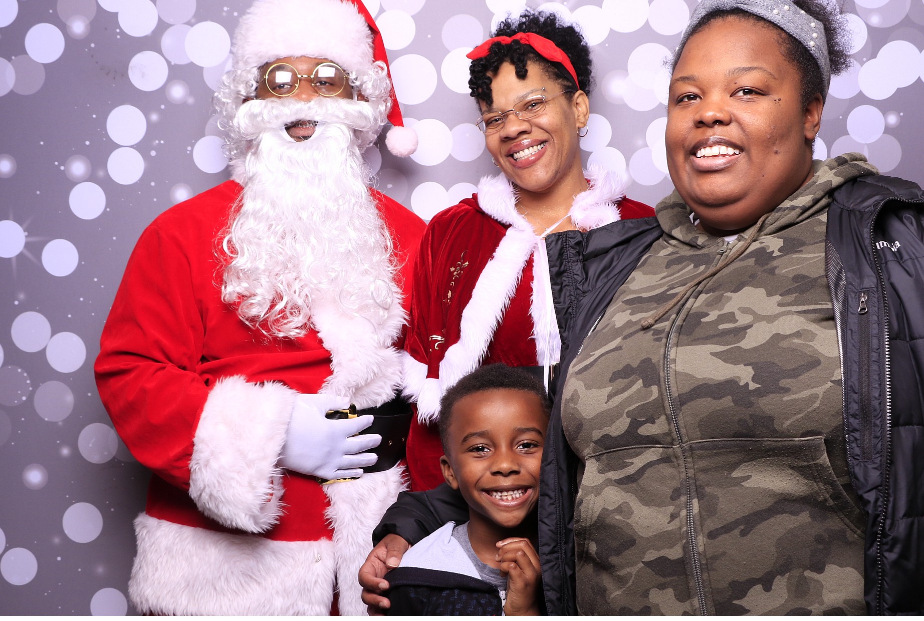 Evanston Winter Holiday Event | View more photos from the event at gallery.photoboothcincy.com/u/PhotoBoothCincy/Evanston-Winter-Holiday-Event