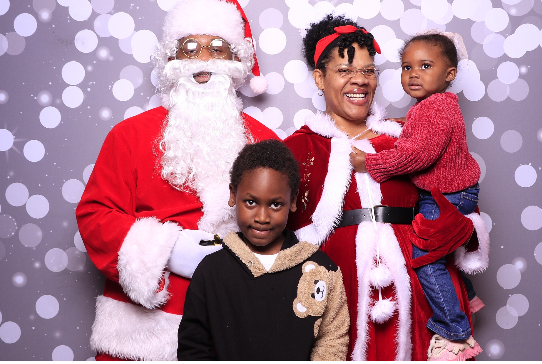Evanston Winter Holiday Event | View more photos from the event at gallery.photoboothcincy.com/u/PhotoBoothCincy/Evanston-Winter-Holiday-Event