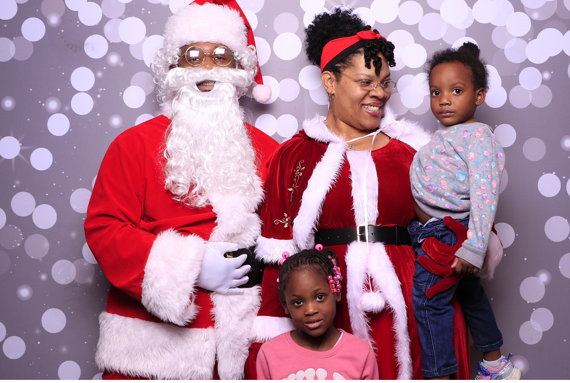 Evanston Winter Holiday Event | View more photos from the event at gallery.photoboothcincy.com/u/PhotoBoothCincy/Evanston-Winter-Holiday-Event
