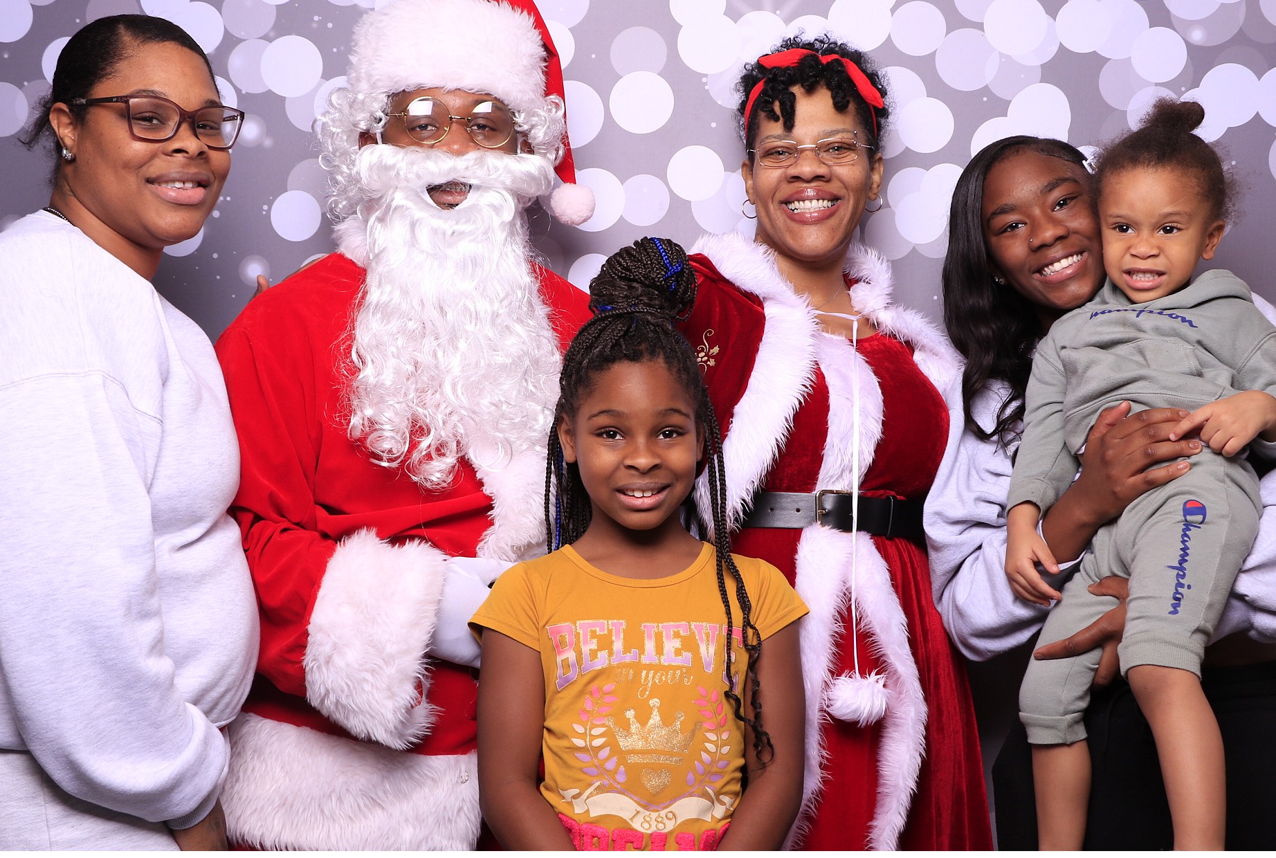 Evanston Winter Holiday Event | View more photos from the event at gallery.photoboothcincy.com/u/PhotoBoothCincy/Evanston-Winter-Holiday-Event
