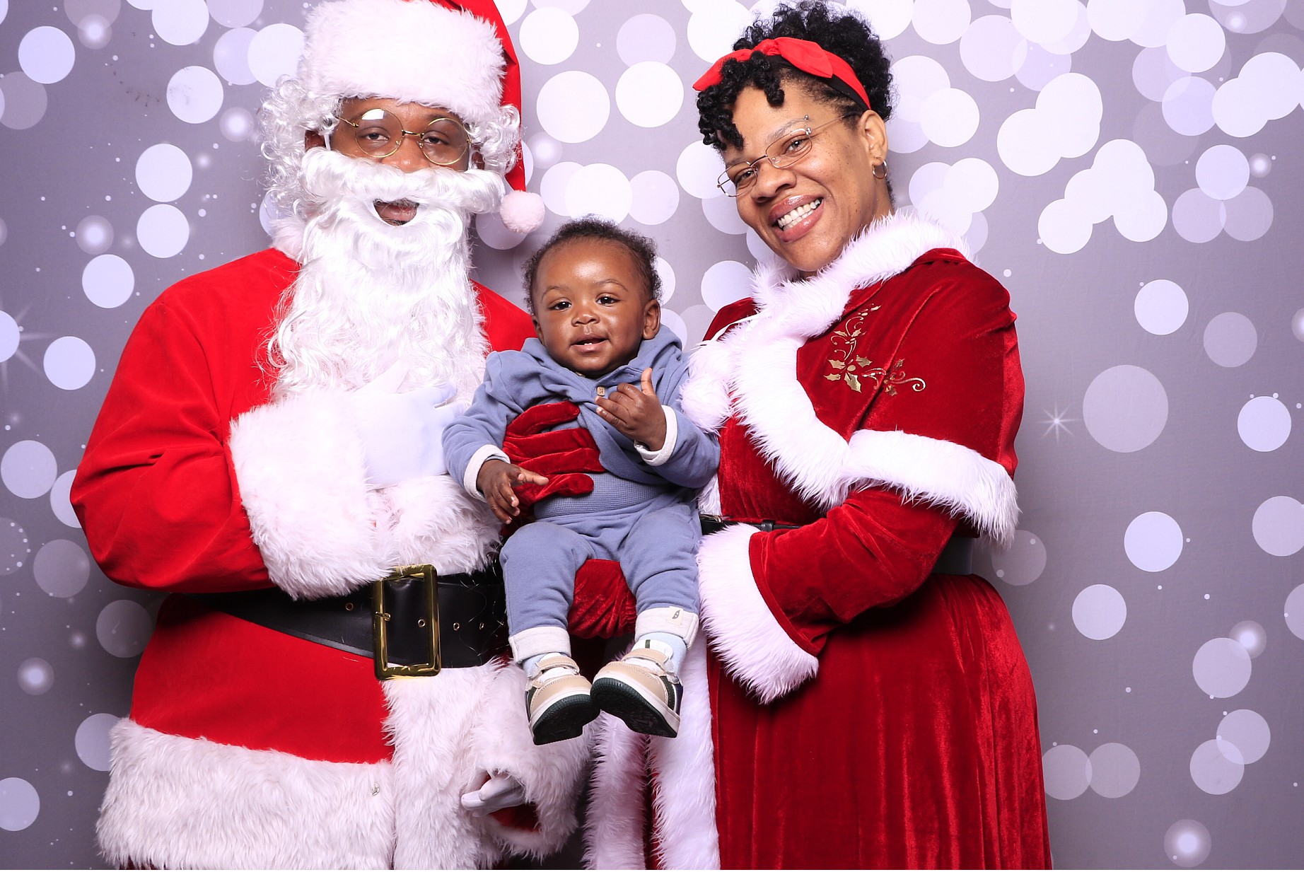 Evanston Winter Holiday Event | View more photos from the event at gallery.photoboothcincy.com/u/PhotoBoothCincy/Evanston-Winter-Holiday-Event