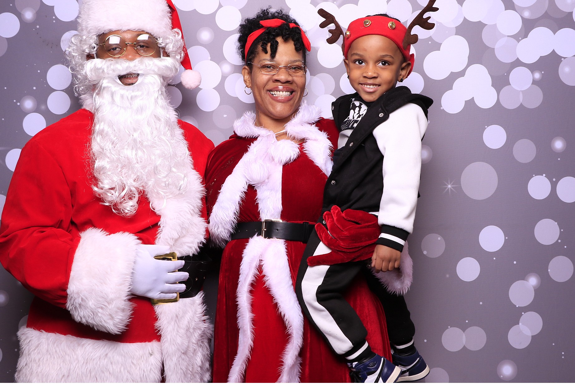 Evanston Winter Holiday Event | View more photos from the event at gallery.photoboothcincy.com/u/PhotoBoothCincy/Evanston-Winter-Holiday-Event