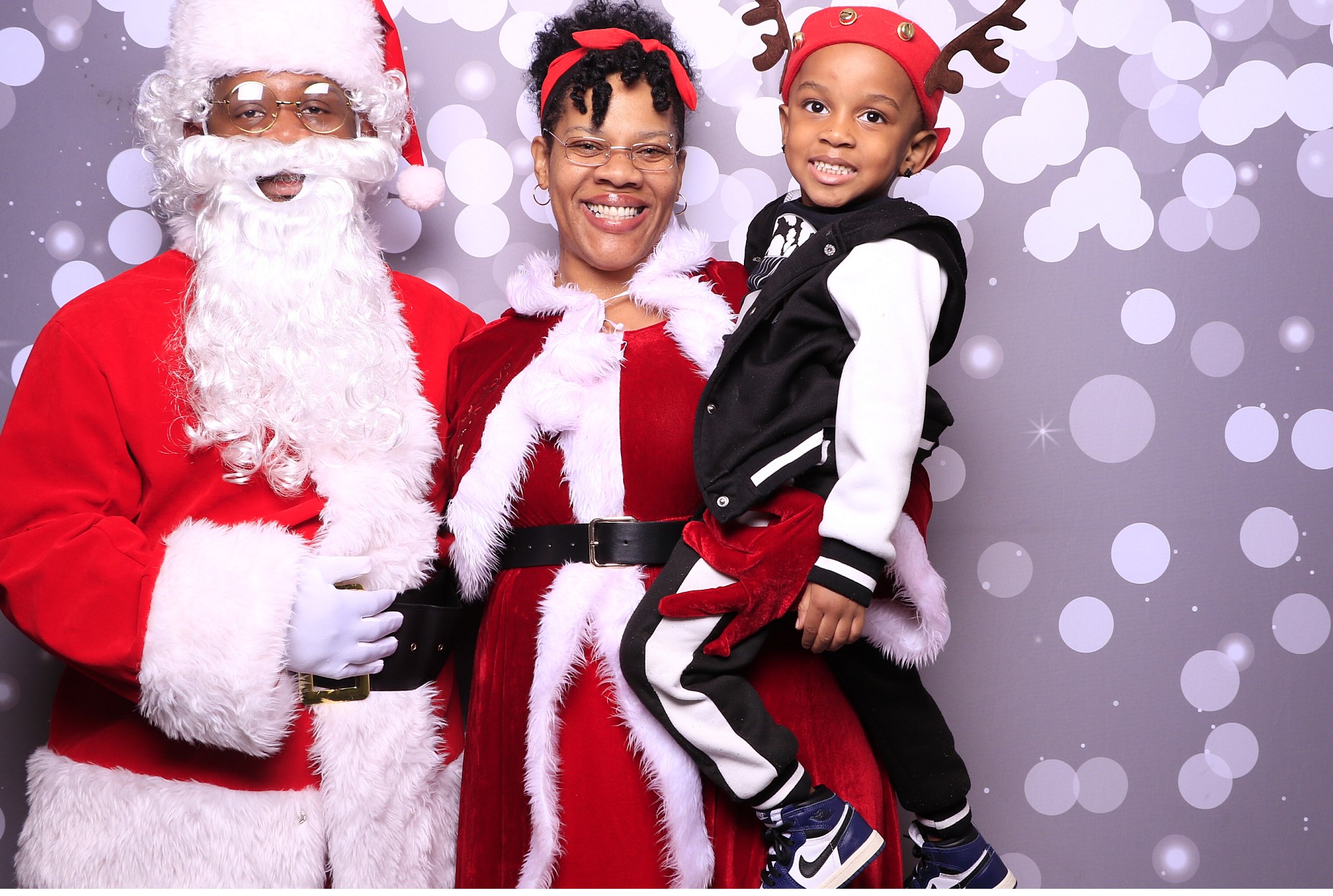 Evanston Winter Holiday Event | View more photos from the event at gallery.photoboothcincy.com/u/PhotoBoothCincy/Evanston-Winter-Holiday-Event