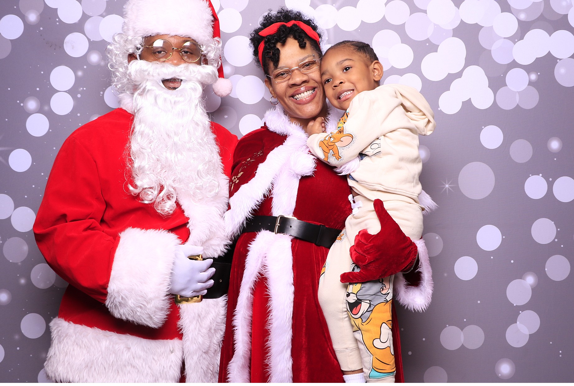 Evanston Winter Holiday Event | View more photos from the event at gallery.photoboothcincy.com/u/PhotoBoothCincy/Evanston-Winter-Holiday-Event