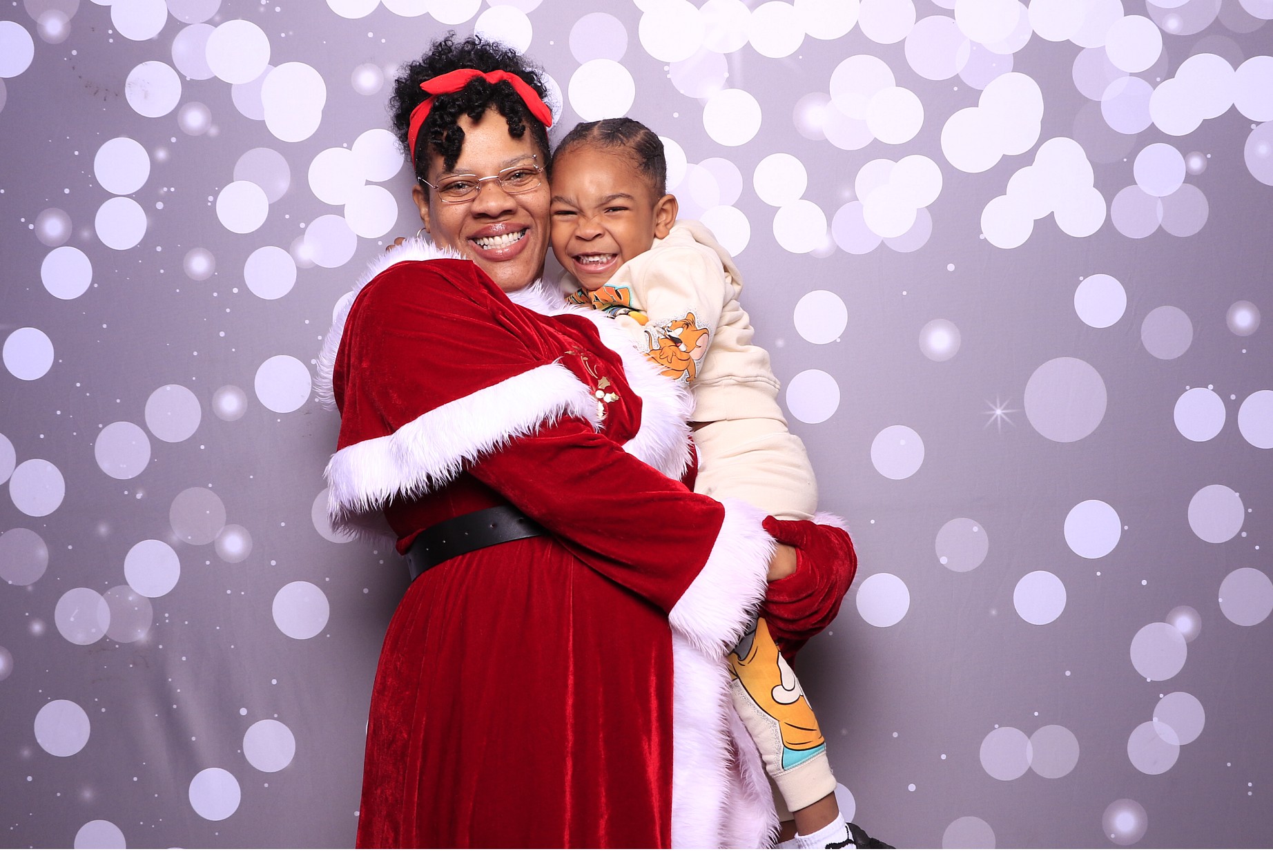 Evanston Winter Holiday Event | View more photos from the event at gallery.photoboothcincy.com/u/PhotoBoothCincy/Evanston-Winter-Holiday-Event