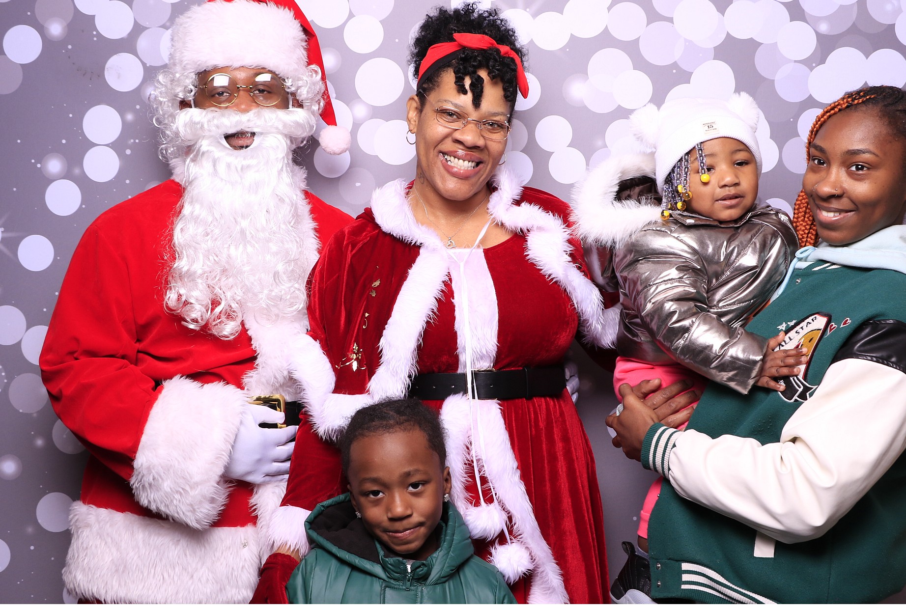 Evanston Winter Holiday Event | View more photos from the event at gallery.photoboothcincy.com/u/PhotoBoothCincy/Evanston-Winter-Holiday-Event
