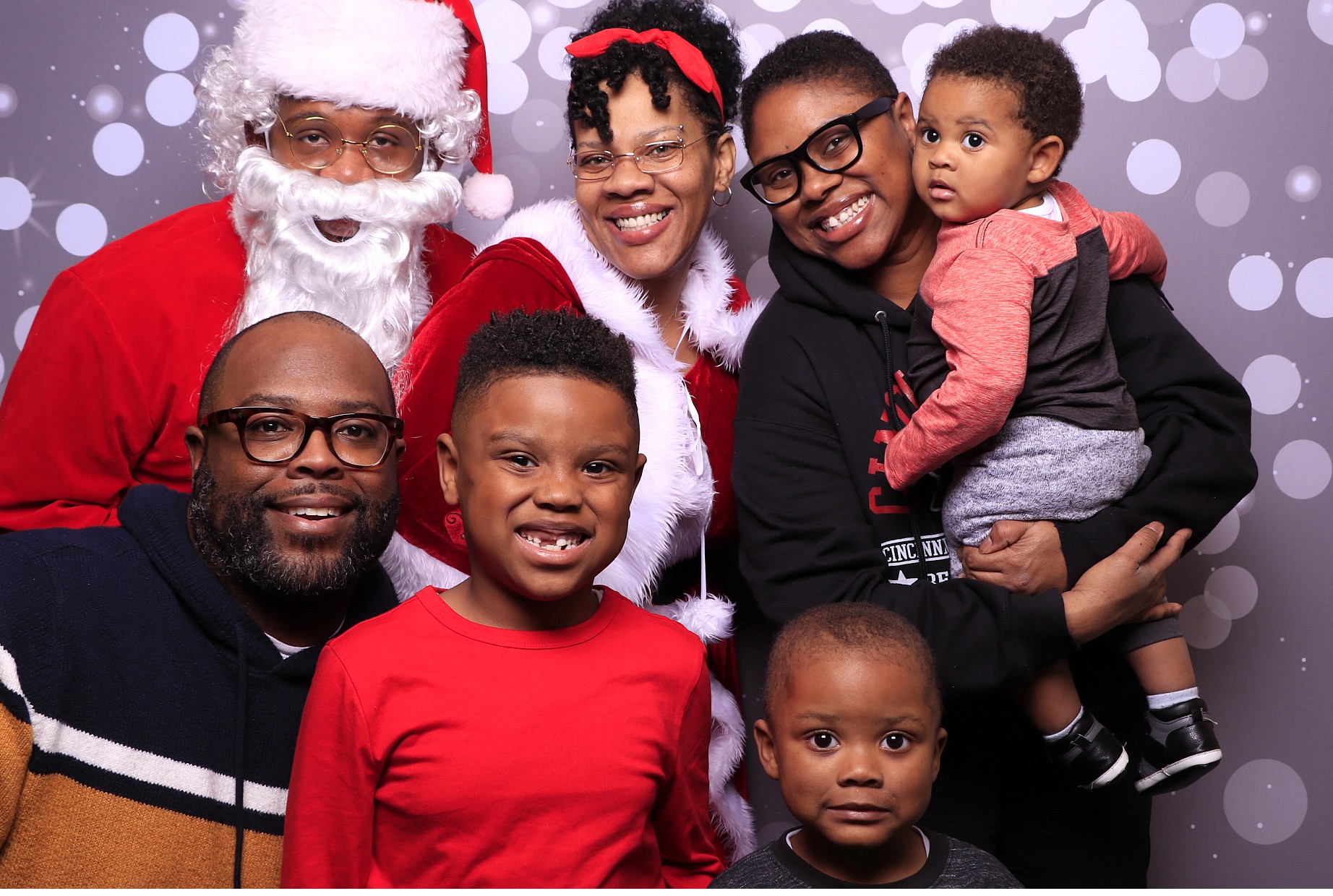Evanston Winter Holiday Event | View more photos from the event at gallery.photoboothcincy.com/u/PhotoBoothCincy/Evanston-Winter-Holiday-Event