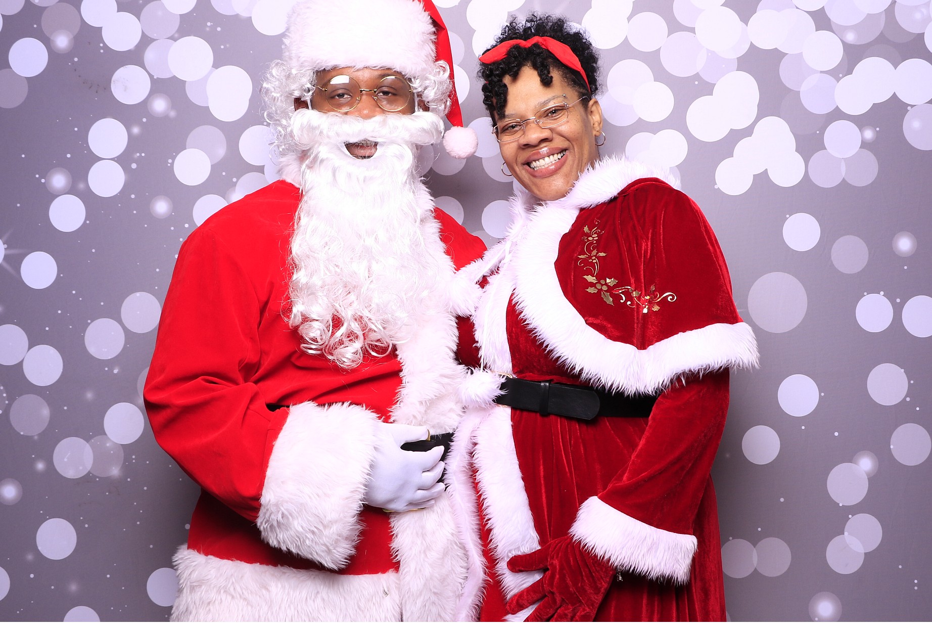 Evanston Winter Holiday Event | View more photos from the event at gallery.photoboothcincy.com/u/PhotoBoothCincy/Evanston-Winter-Holiday-Event