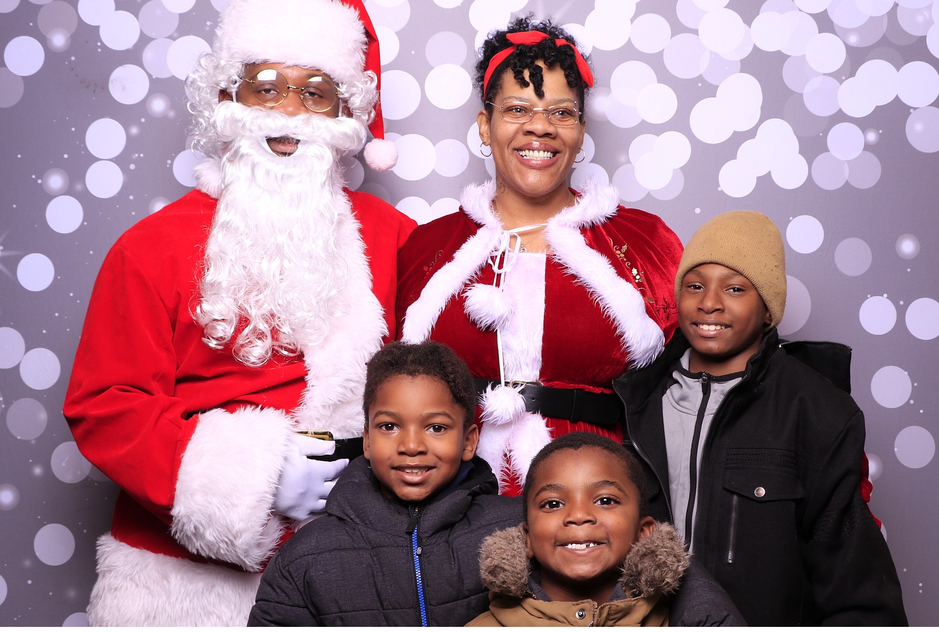 Evanston Winter Holiday Event | View more photos from the event at gallery.photoboothcincy.com/u/PhotoBoothCincy/Evanston-Winter-Holiday-Event