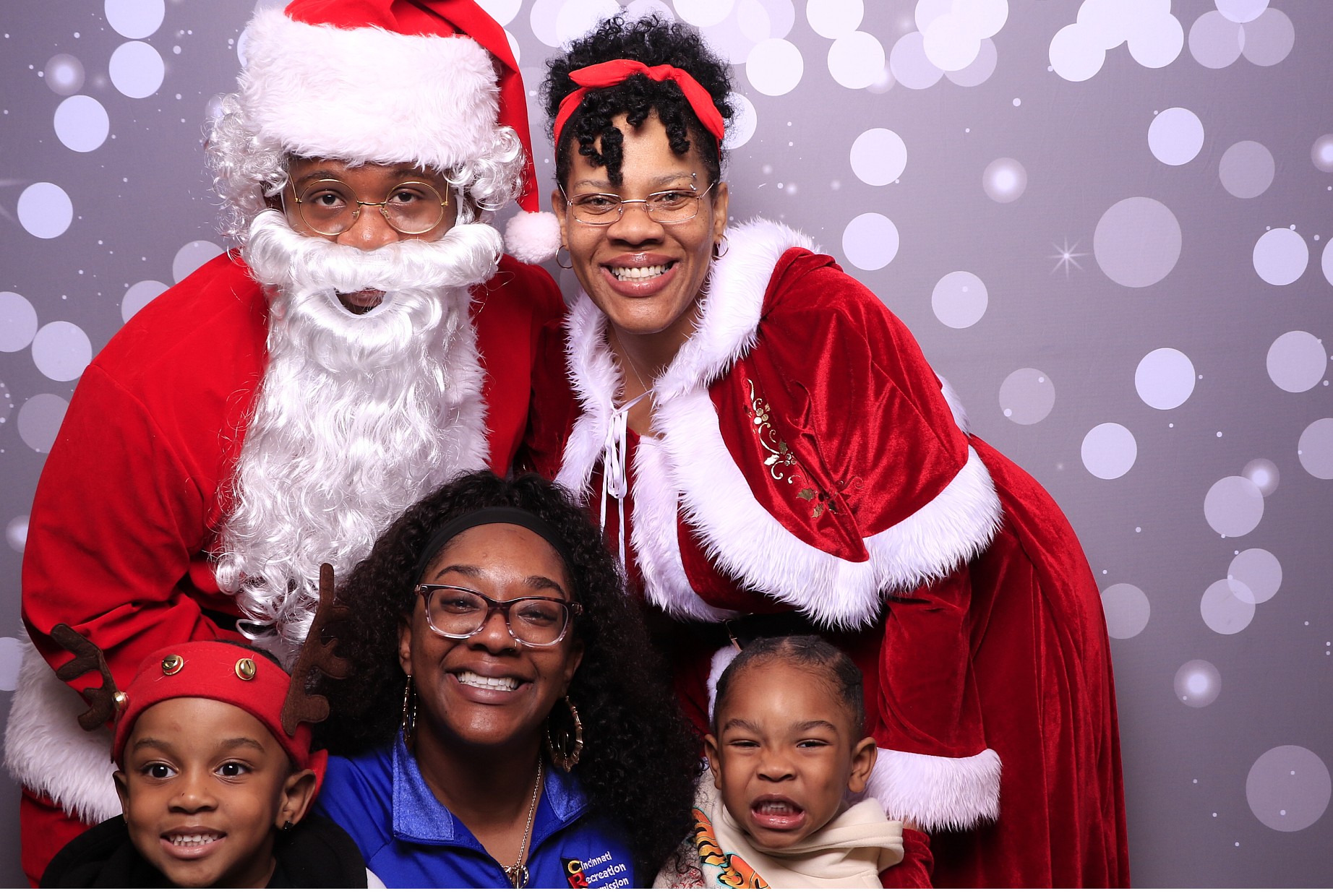 Evanston Winter Holiday Event | View more photos from the event at gallery.photoboothcincy.com/u/PhotoBoothCincy/Evanston-Winter-Holiday-Event