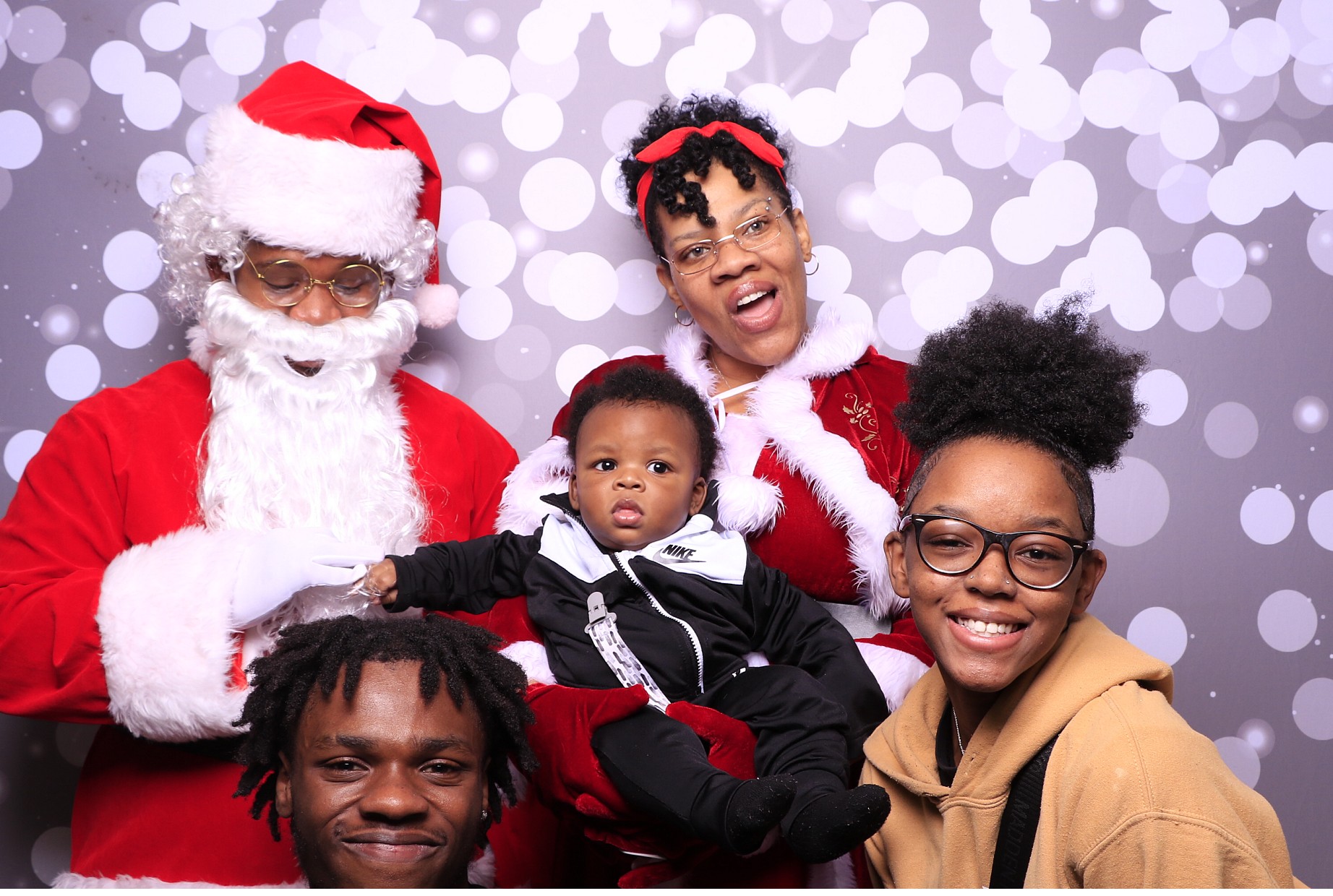 Evanston Winter Holiday Event | View more photos from the event at gallery.photoboothcincy.com/u/PhotoBoothCincy/Evanston-Winter-Holiday-Event