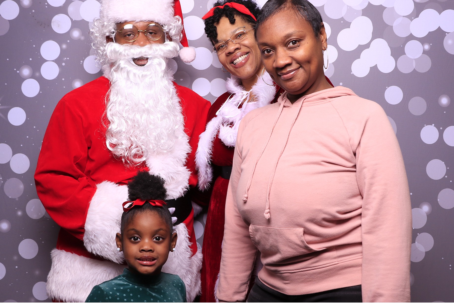 Evanston Winter Holiday Event | View more photos from the event at gallery.photoboothcincy.com/u/PhotoBoothCincy/Evanston-Winter-Holiday-Event