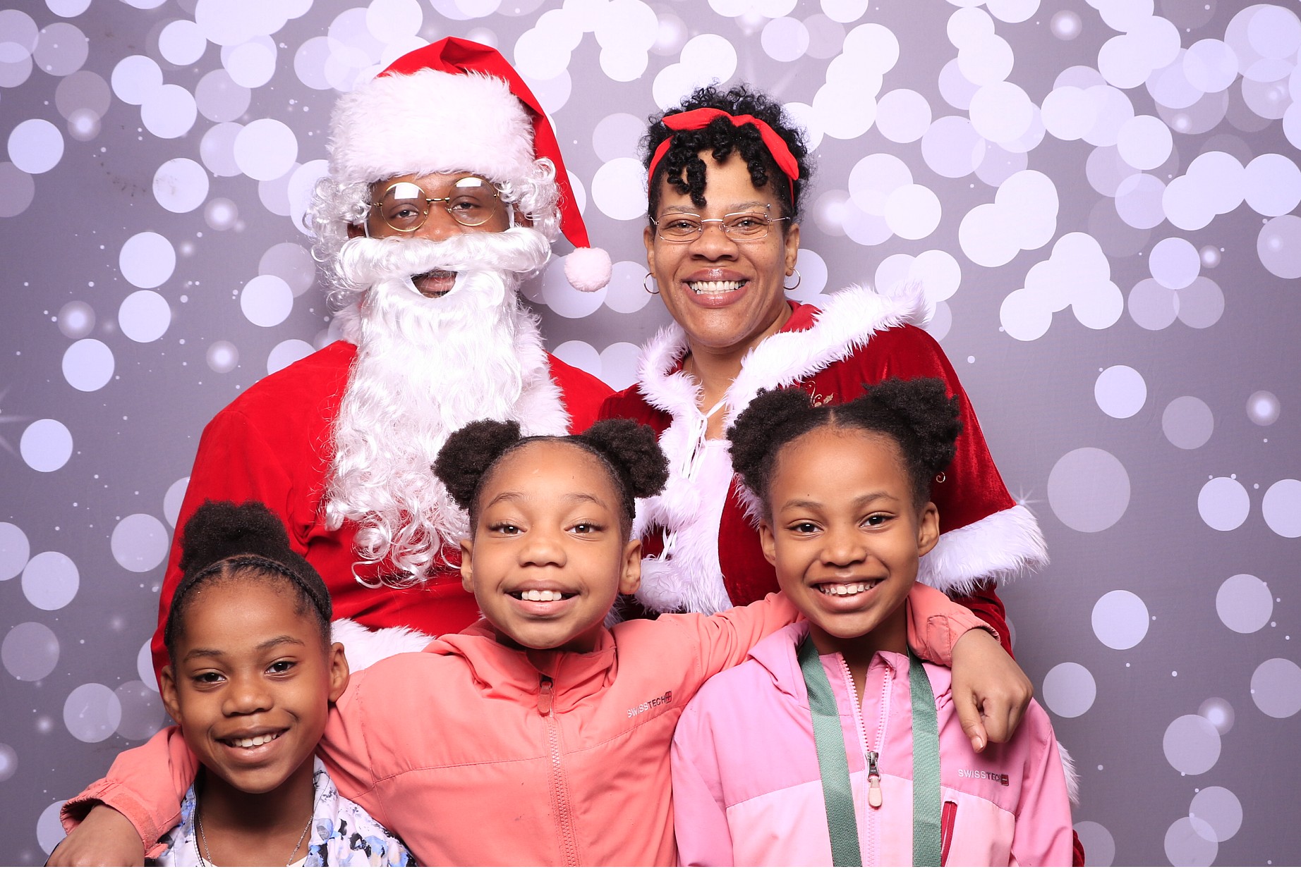 Evanston Winter Holiday Event | View more photos from the event at gallery.photoboothcincy.com/u/PhotoBoothCincy/Evanston-Winter-Holiday-Event