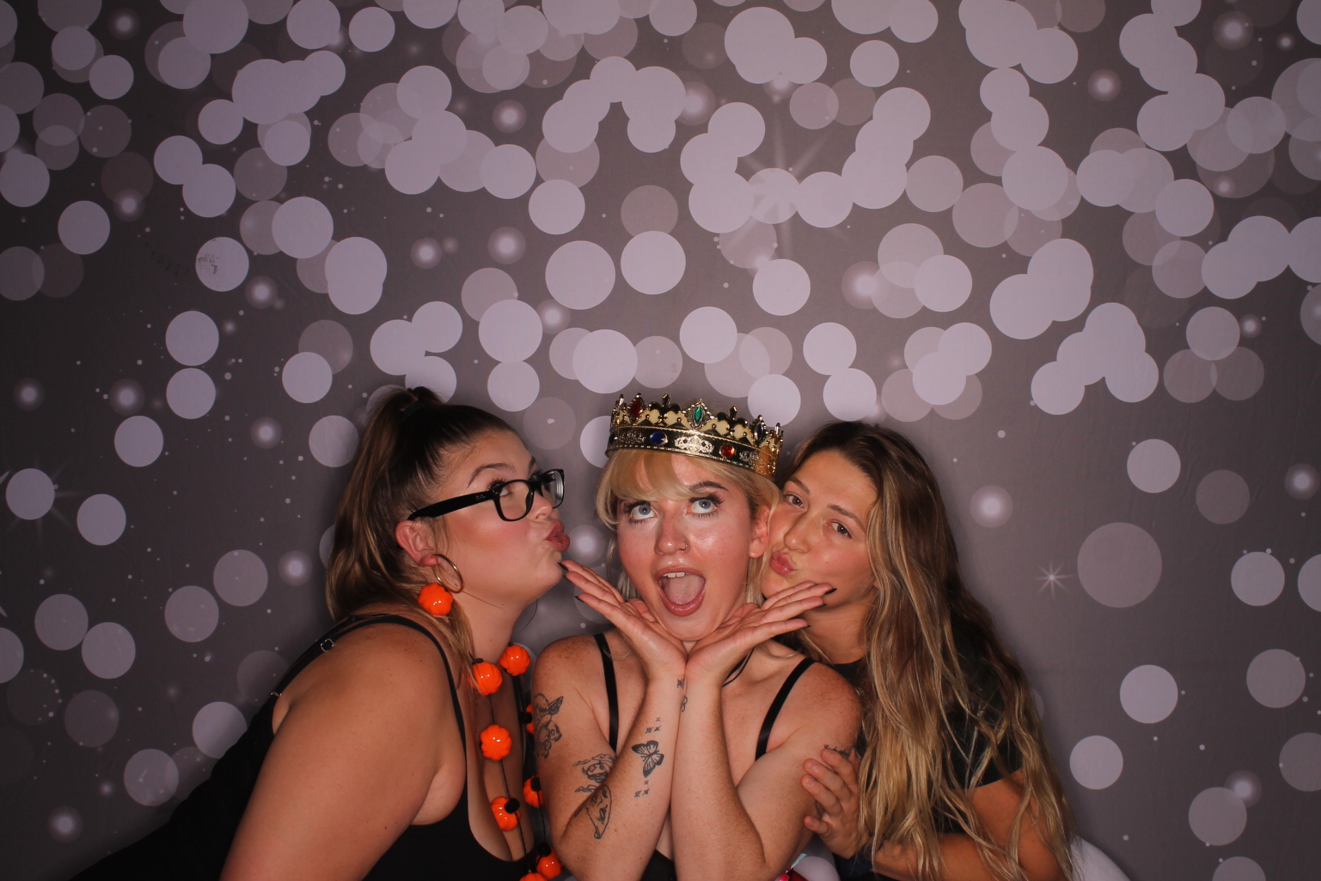 Gracie's 24th summer slasher | View more photos from the event at gallery.photoboothcincy.com/u/PhotoBoothCincy/Gracies-24th-summer-slasher