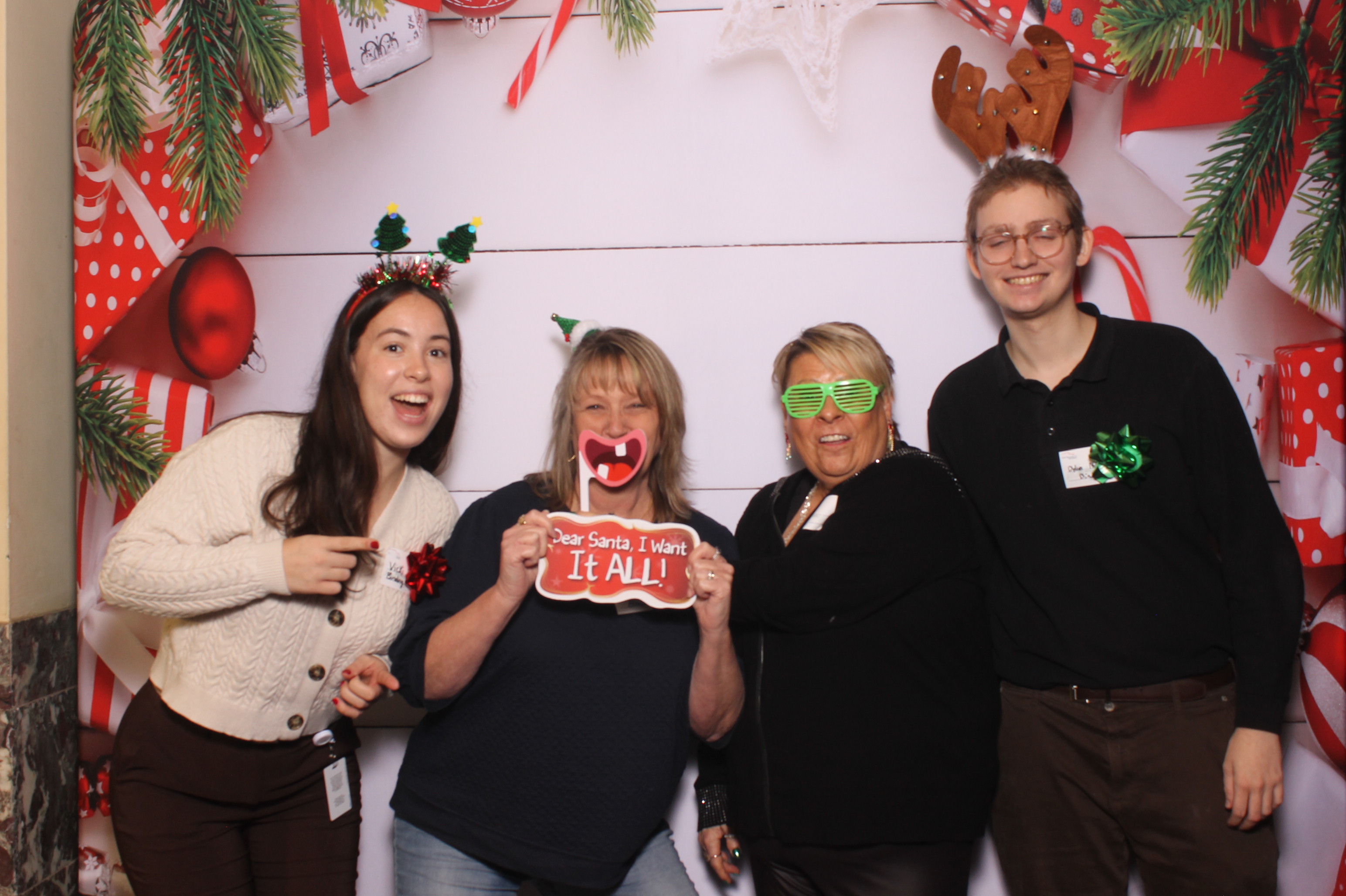 Great American Insurance Holiday Party 2024 | View more photos from the event at gallery.photoboothcincy.com/u/PhotoBoothCincy/Great-American-Insurance-Holiday-Party-2024