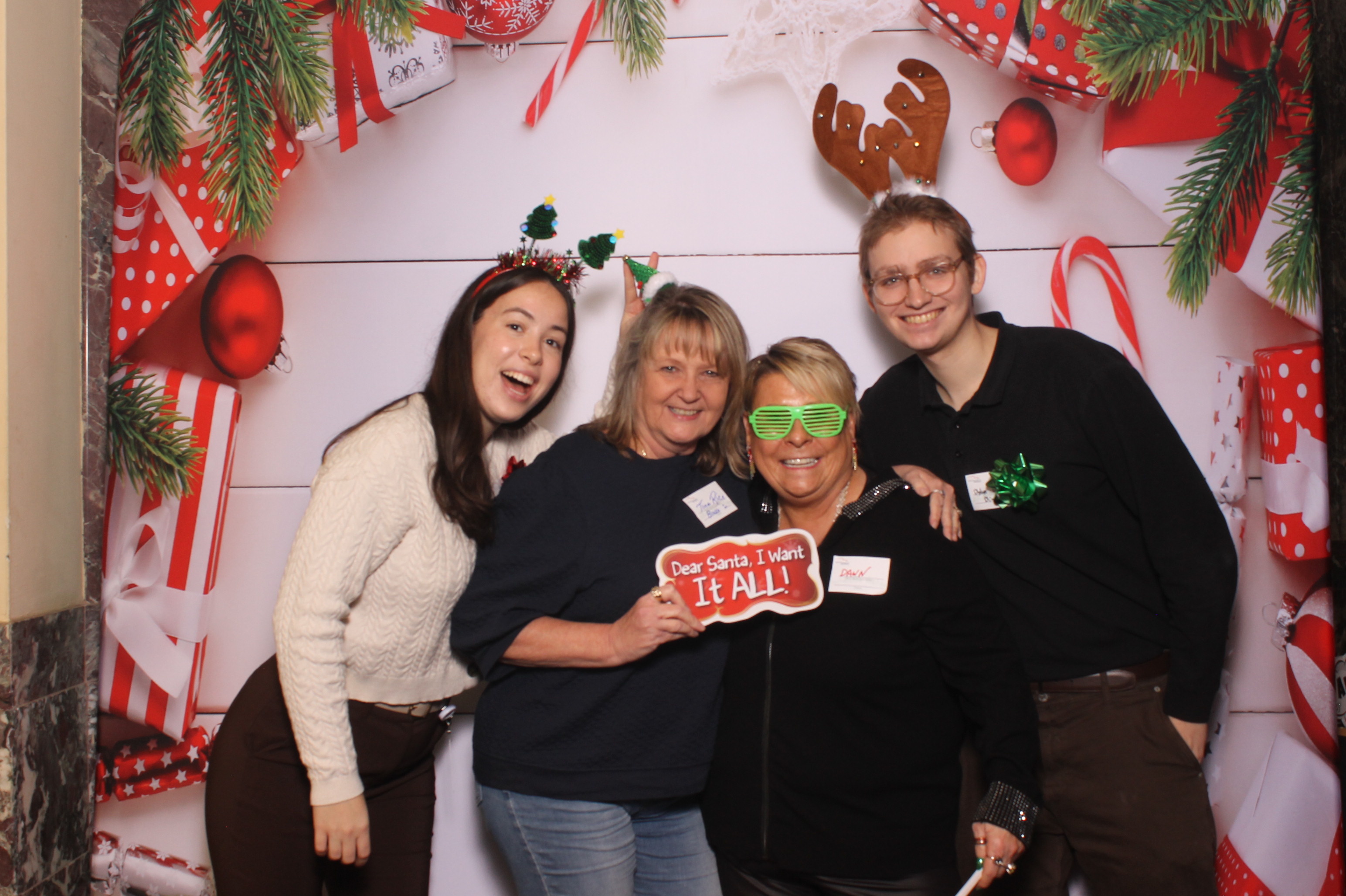 Great American Insurance Holiday Party 2024 | View more photos from the event at gallery.photoboothcincy.com/u/PhotoBoothCincy/Great-American-Insurance-Holiday-Party-2024