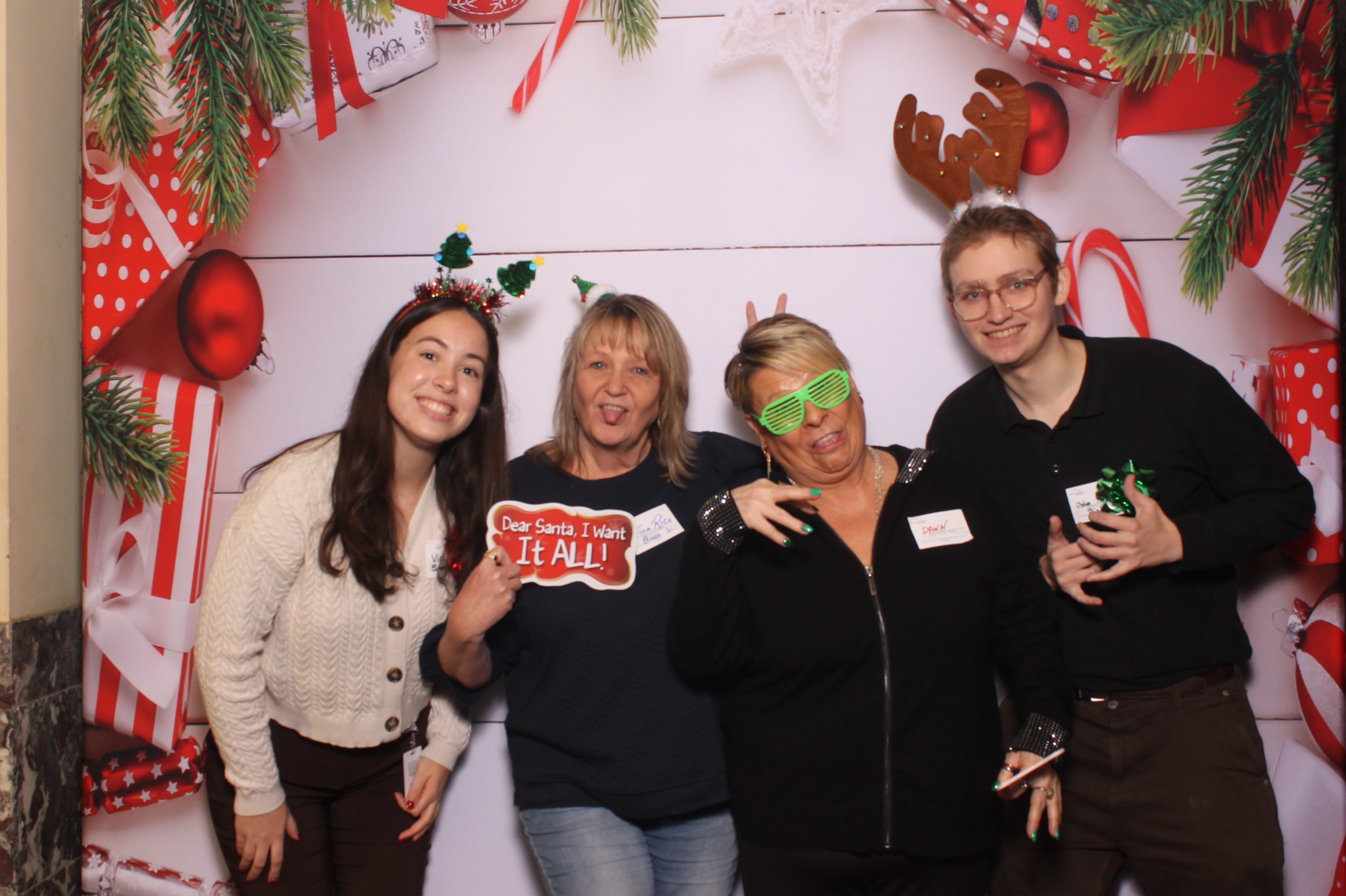 Great American Insurance Holiday Party 2024 | View more photos from the event at gallery.photoboothcincy.com/u/PhotoBoothCincy/Great-American-Insurance-Holiday-Party-2024