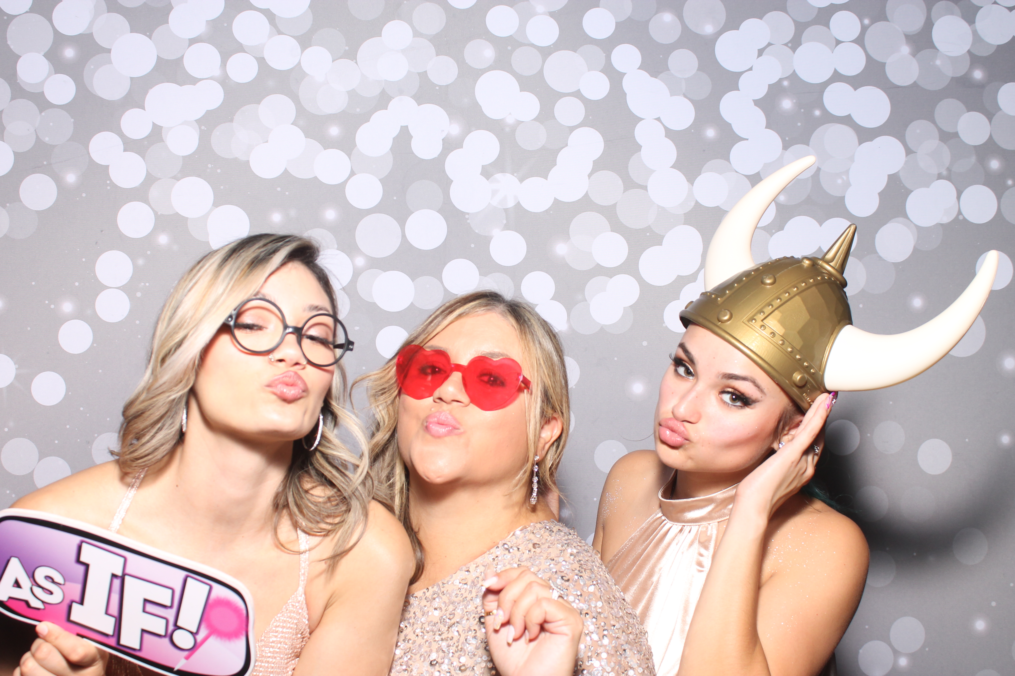 Isabela Martina's Quinceañera | View more photos from the event at gallery.photoboothcincy.com/u/PhotoBoothCincy/Isabela-Martinas-Quinceañera
