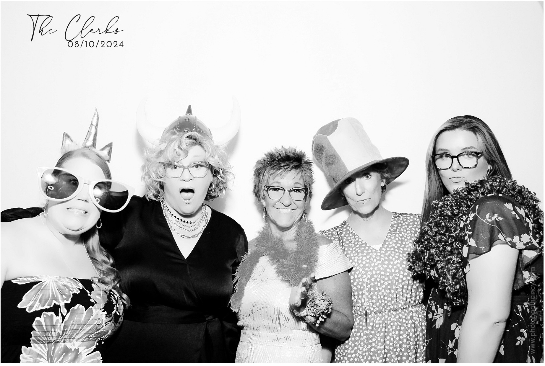 Jonathan & Rachel  | View more photos from the event at gallery.photoboothcincy.com/u/PhotoBoothCincy/Jonathan-Rachel-0