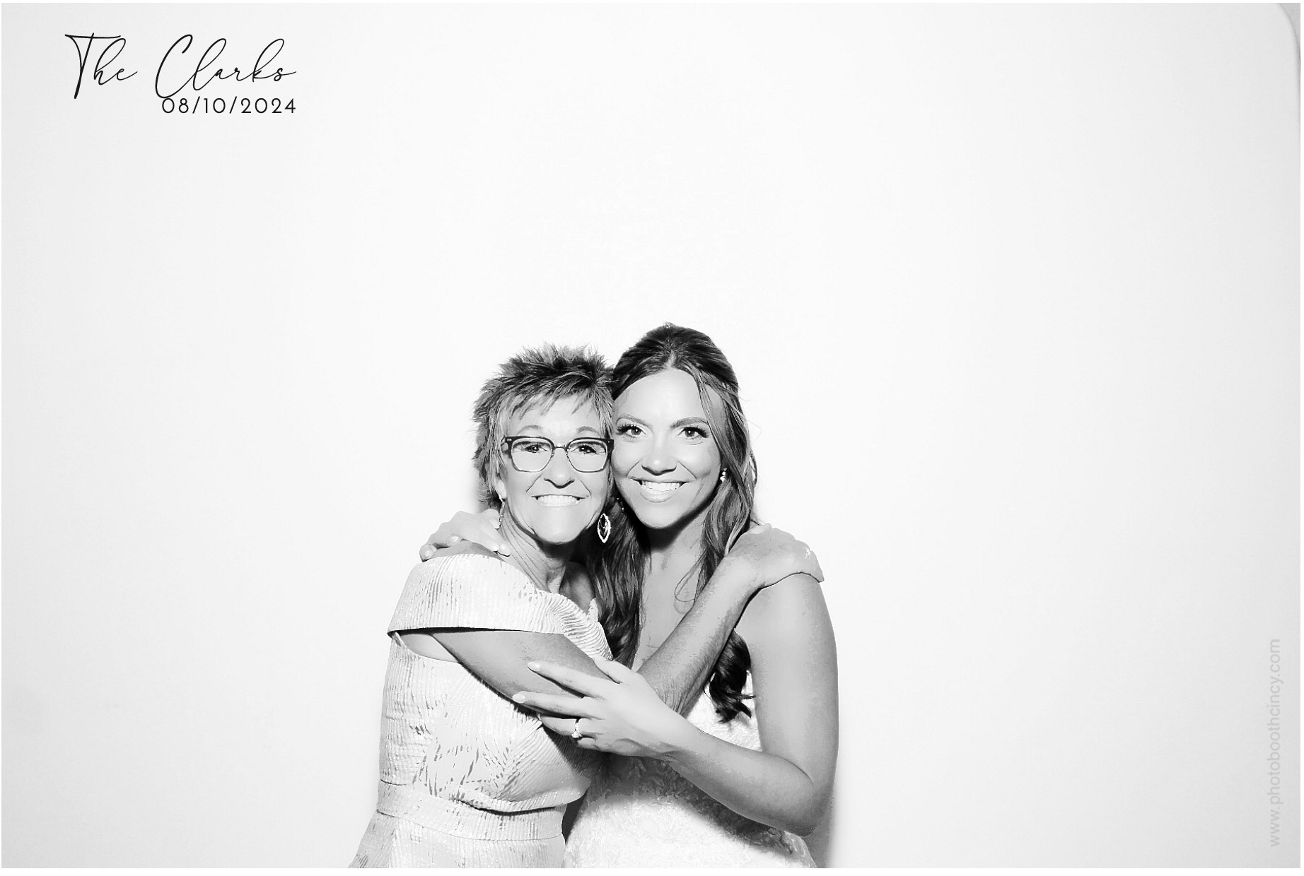 Jonathan & Rachel  | View more photos from the event at gallery.photoboothcincy.com/u/PhotoBoothCincy/Jonathan-Rachel-0
