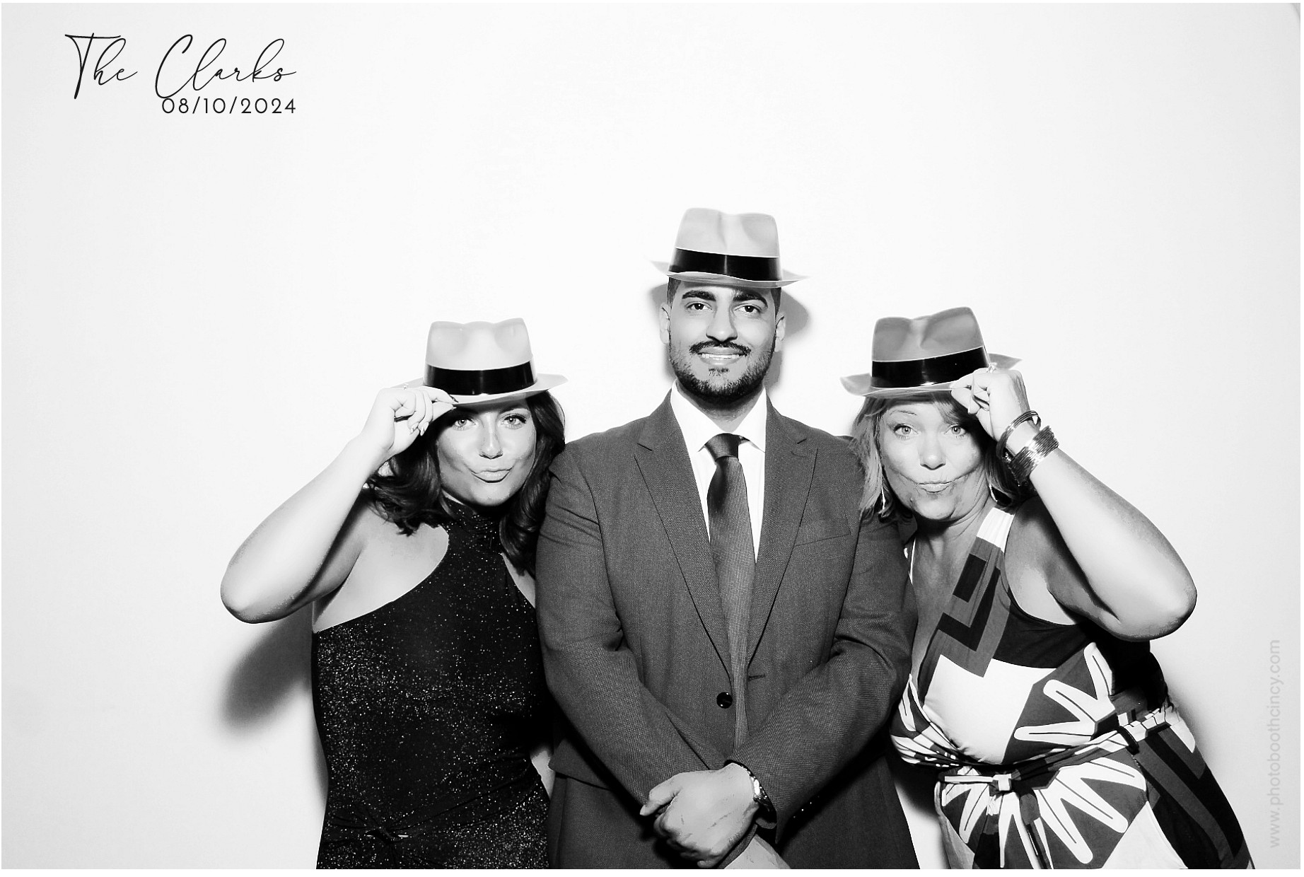 Jonathan & Rachel  | View more photos from the event at gallery.photoboothcincy.com/u/PhotoBoothCincy/Jonathan-Rachel-0