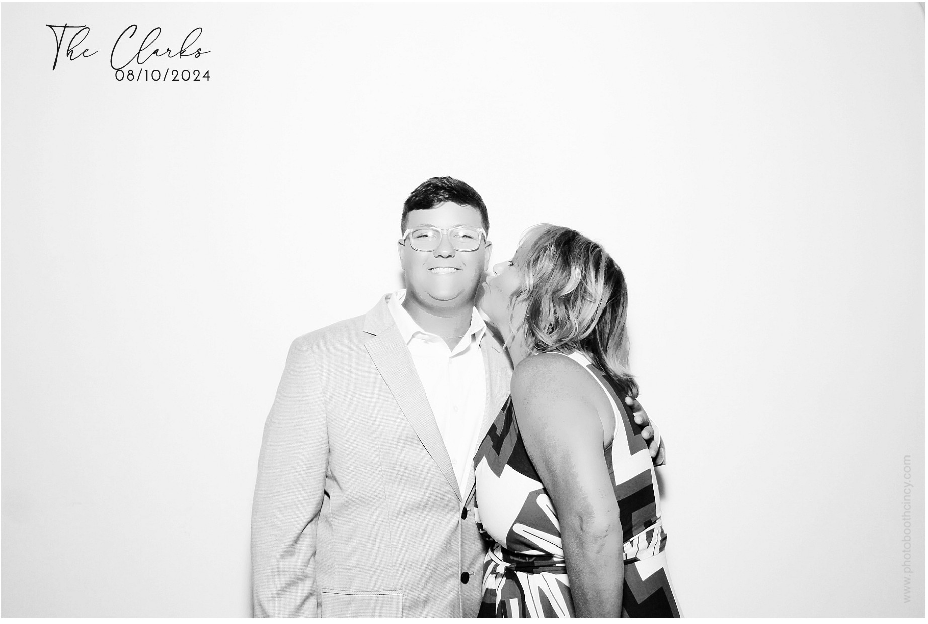 Jonathan & Rachel  | View more photos from the event at gallery.photoboothcincy.com/u/PhotoBoothCincy/Jonathan-Rachel-0
