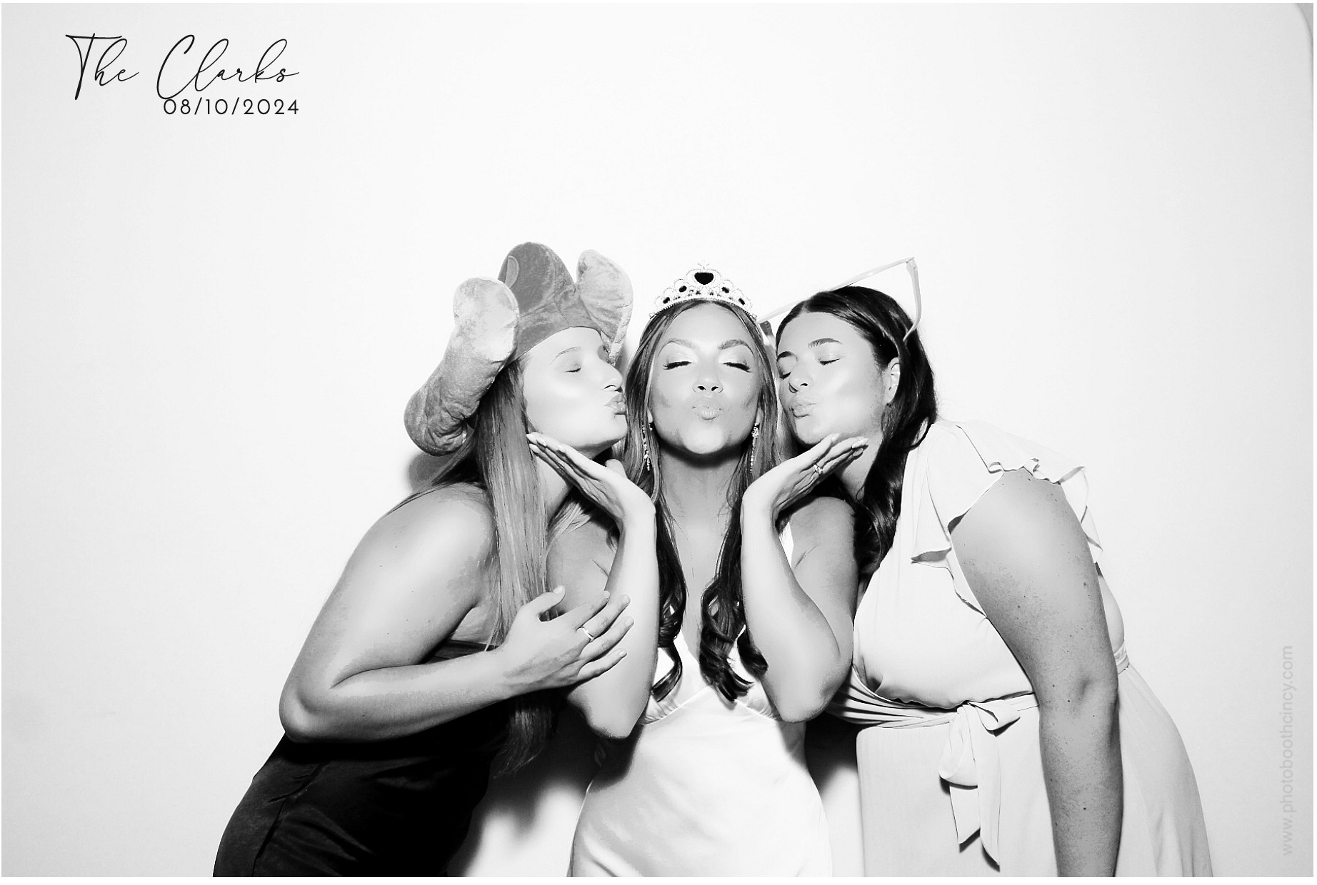 Jonathan & Rachel  | View more photos from the event at gallery.photoboothcincy.com/u/PhotoBoothCincy/Jonathan-Rachel-0