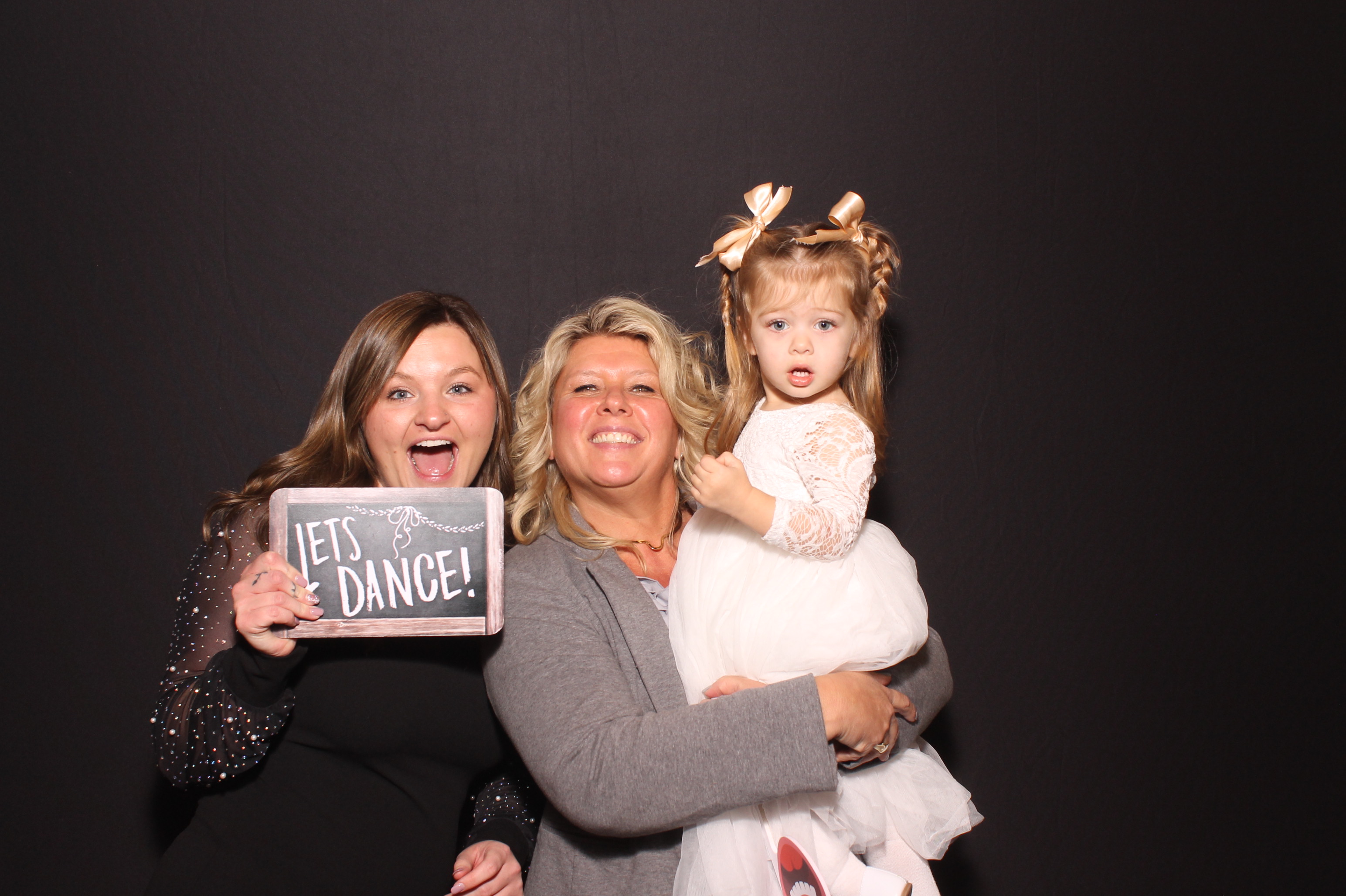 Lynn Drew Lewis Wedding | View more photos from the event at gallery.photoboothcincy.com/u/PhotoBoothCincy/Lynn-Drew-Lewis-Wedding