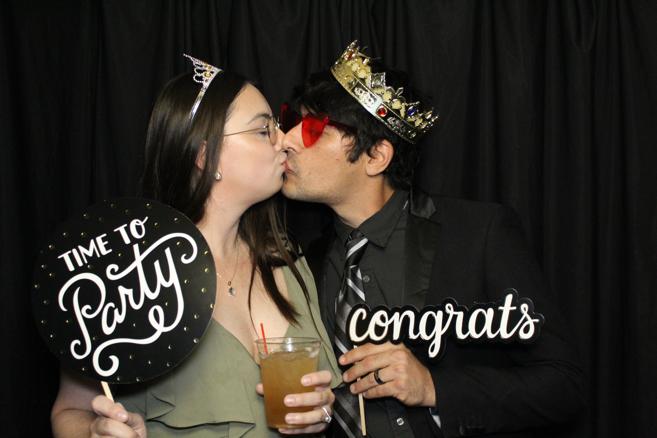 Michael & Hannah Wells!  | View more photos from the event at gallery.photoboothcincy.com/u/PhotoBoothCincy/Michael-Hannah-Wells