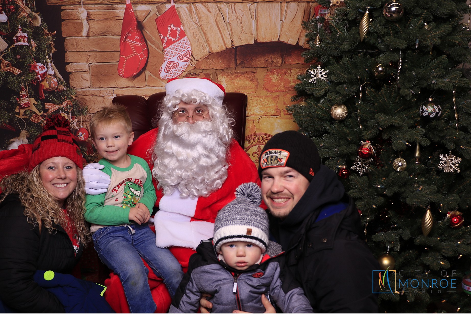 Monroe Christmas on the Plaza | View more photos from the event at gallery.photoboothcincy.com/u/PhotoBoothCincy/Monroe-Christmas-on-the-Plaza