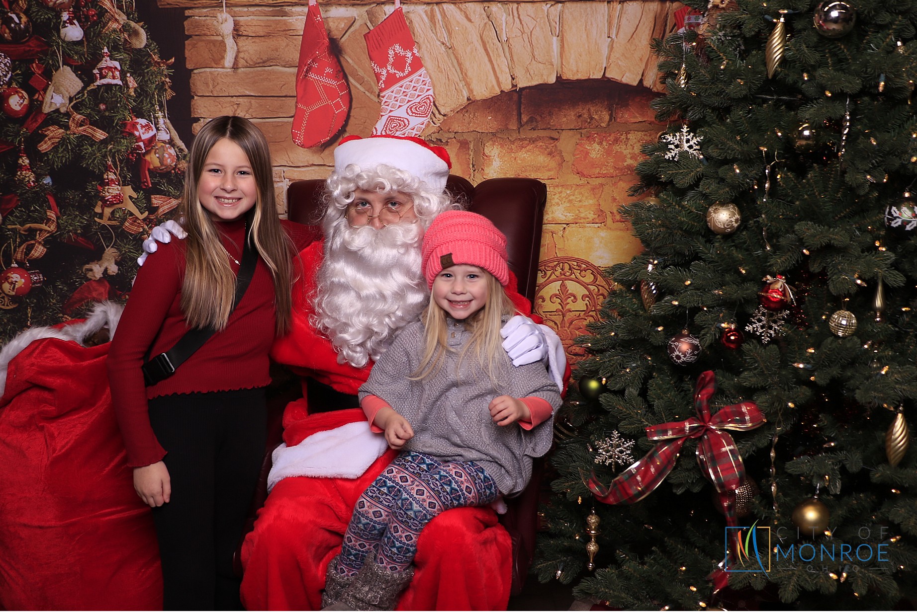 Monroe Christmas on the Plaza | View more photos from the event at gallery.photoboothcincy.com/u/PhotoBoothCincy/Monroe-Christmas-on-the-Plaza
