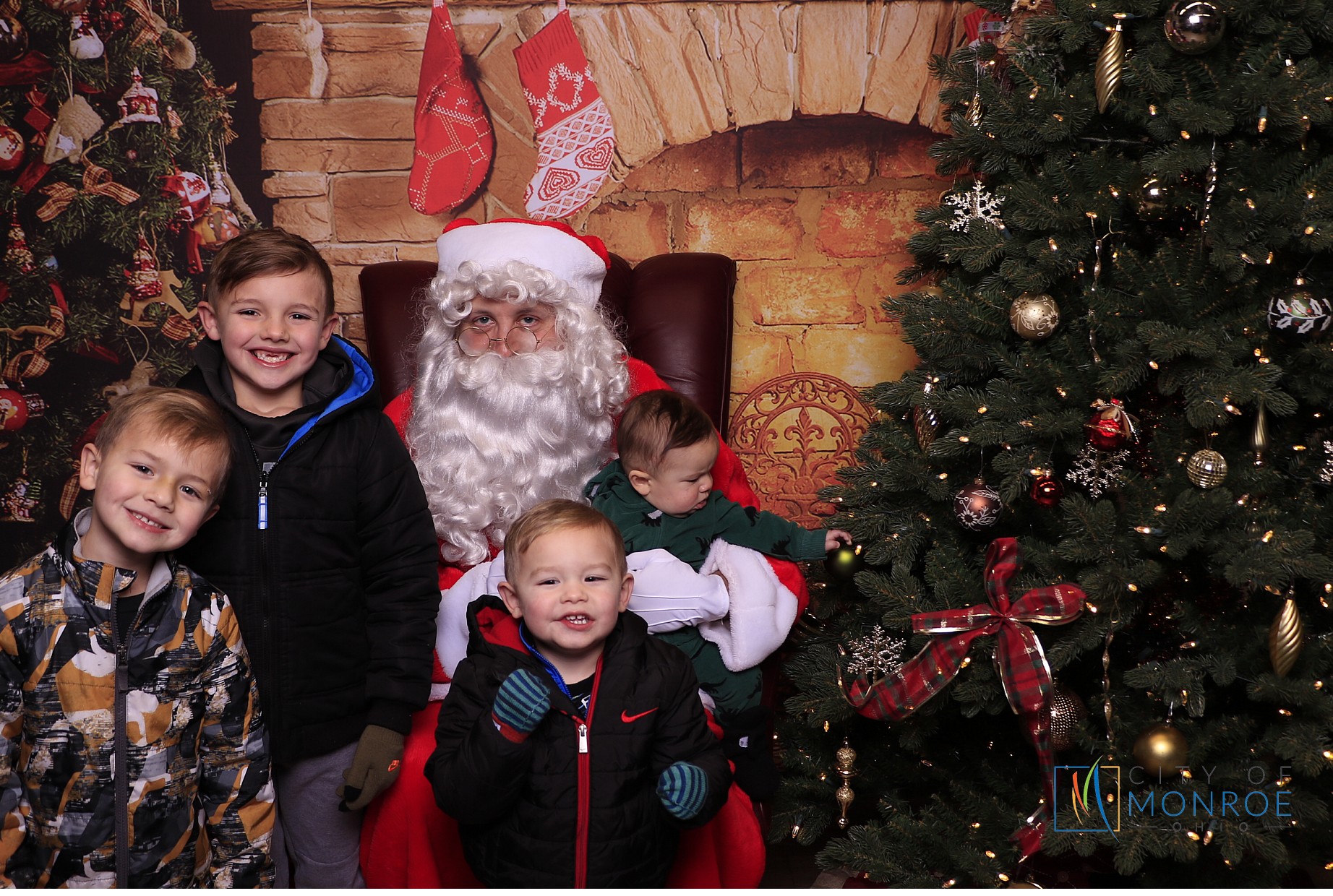 Monroe Christmas on the Plaza | View more photos from the event at gallery.photoboothcincy.com/u/PhotoBoothCincy/Monroe-Christmas-on-the-Plaza