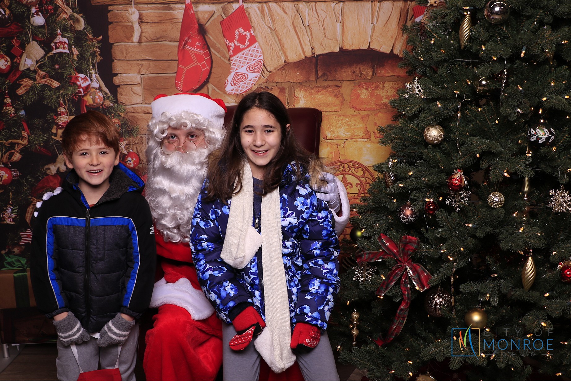 Monroe Christmas on the Plaza | View more photos from the event at gallery.photoboothcincy.com/u/PhotoBoothCincy/Monroe-Christmas-on-the-Plaza