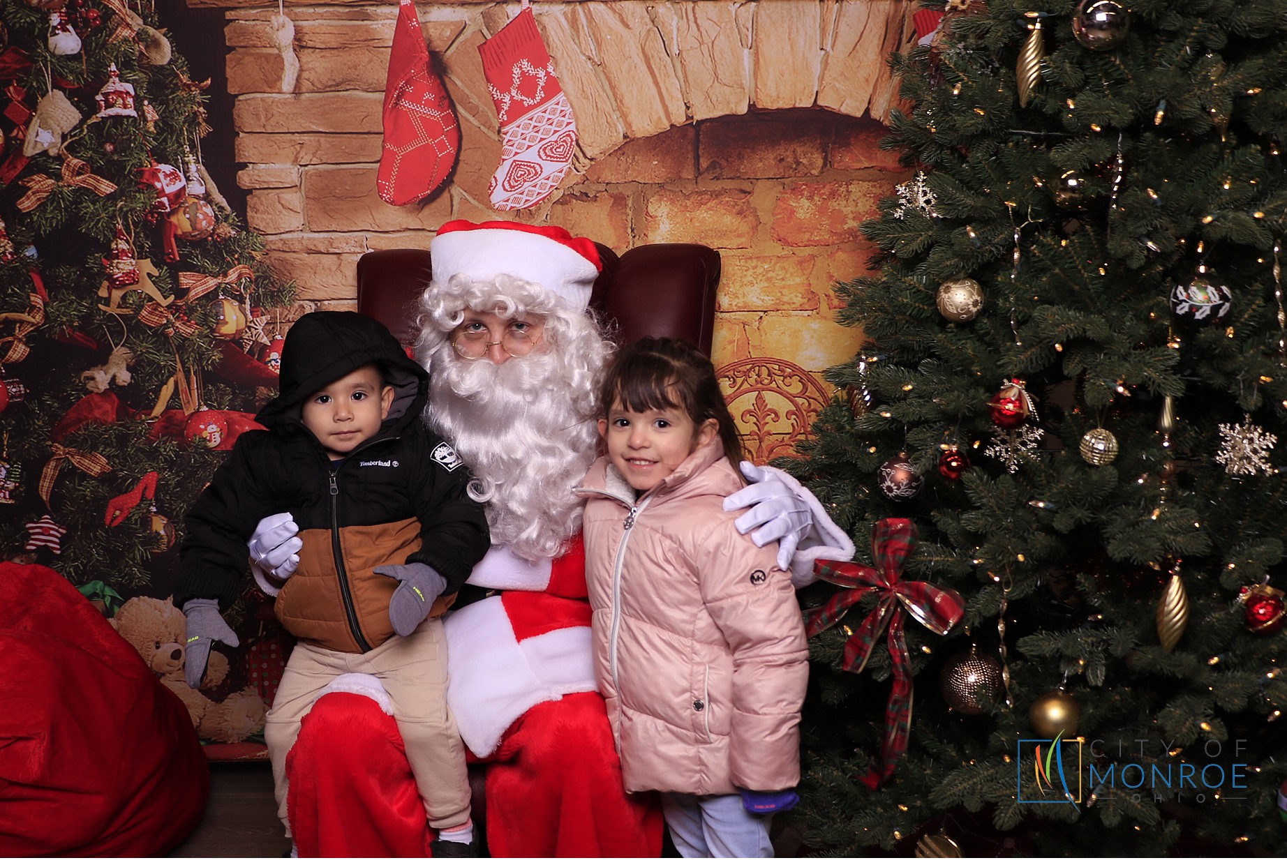 Monroe Christmas on the Plaza | View more photos from the event at gallery.photoboothcincy.com/u/PhotoBoothCincy/Monroe-Christmas-on-the-Plaza