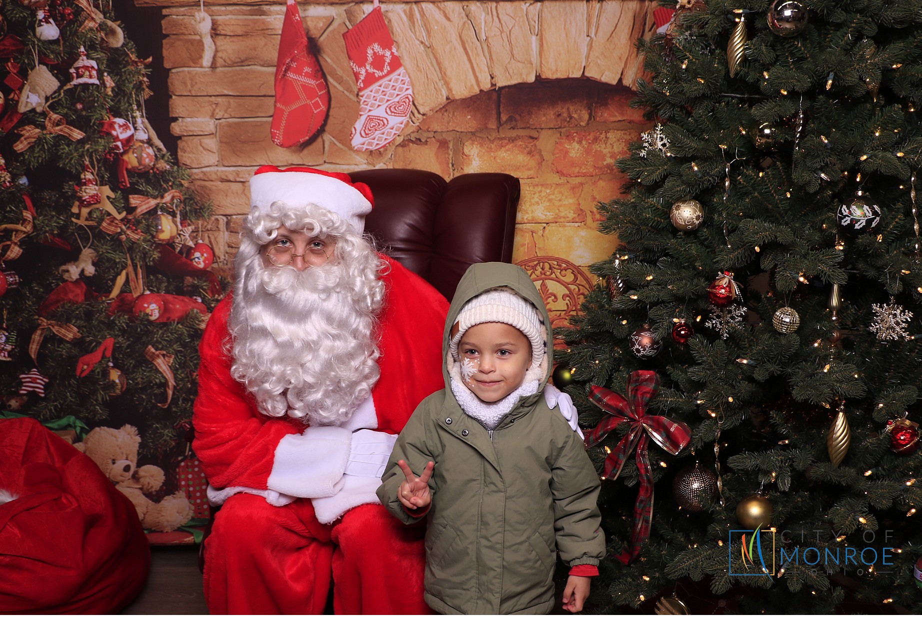 Monroe Christmas on the Plaza | View more photos from the event at gallery.photoboothcincy.com/u/PhotoBoothCincy/Monroe-Christmas-on-the-Plaza