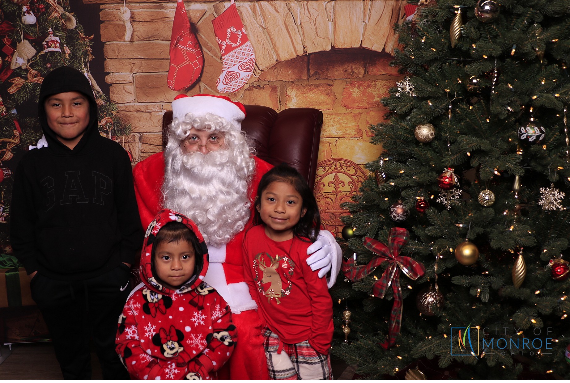 Monroe Christmas on the Plaza | View more photos from the event at gallery.photoboothcincy.com/u/PhotoBoothCincy/Monroe-Christmas-on-the-Plaza