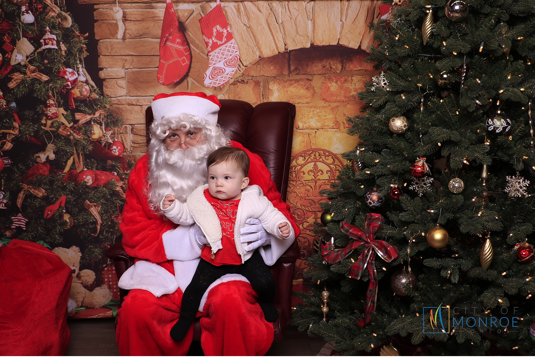 Monroe Christmas on the Plaza | View more photos from the event at gallery.photoboothcincy.com/u/PhotoBoothCincy/Monroe-Christmas-on-the-Plaza