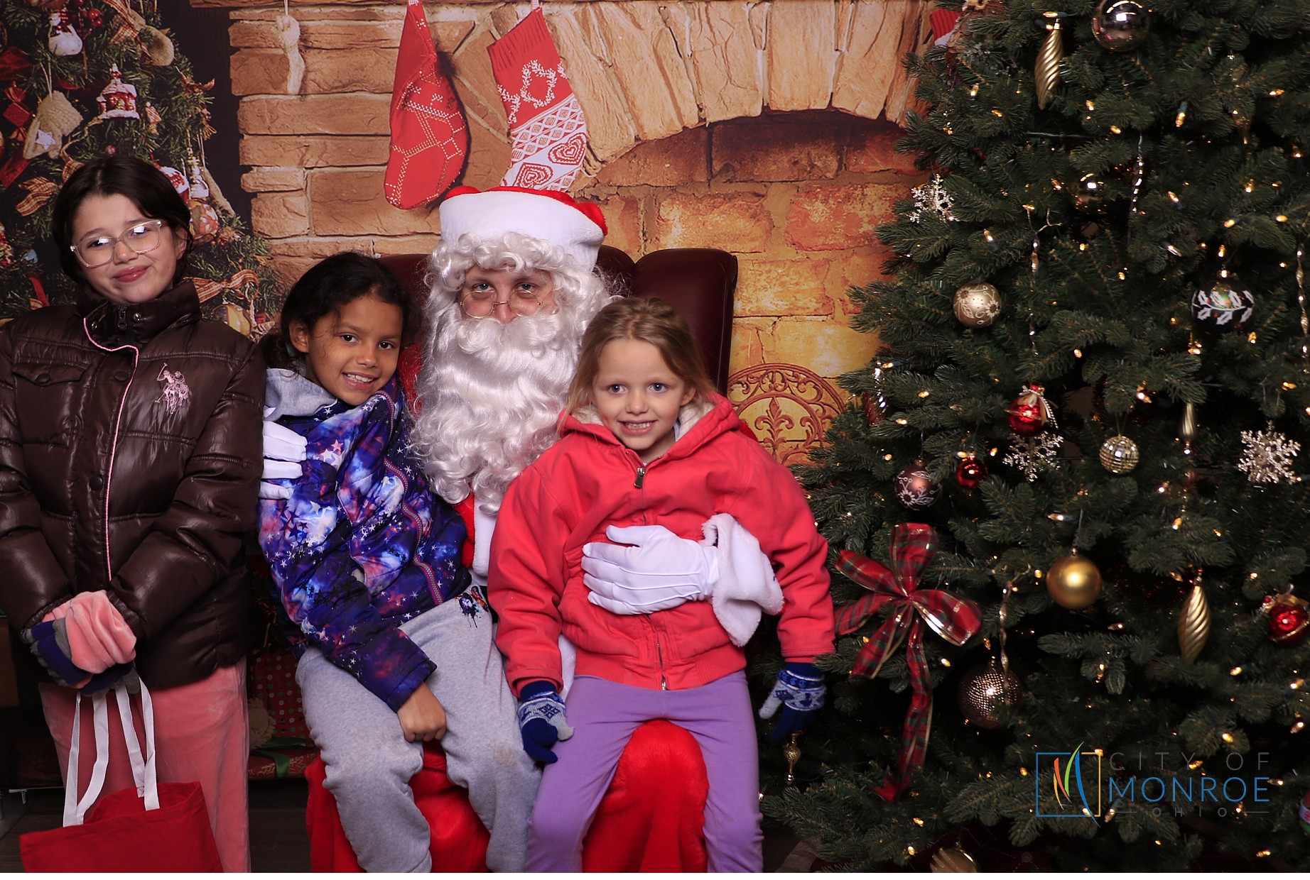 Monroe Christmas on the Plaza | View more photos from the event at gallery.photoboothcincy.com/u/PhotoBoothCincy/Monroe-Christmas-on-the-Plaza