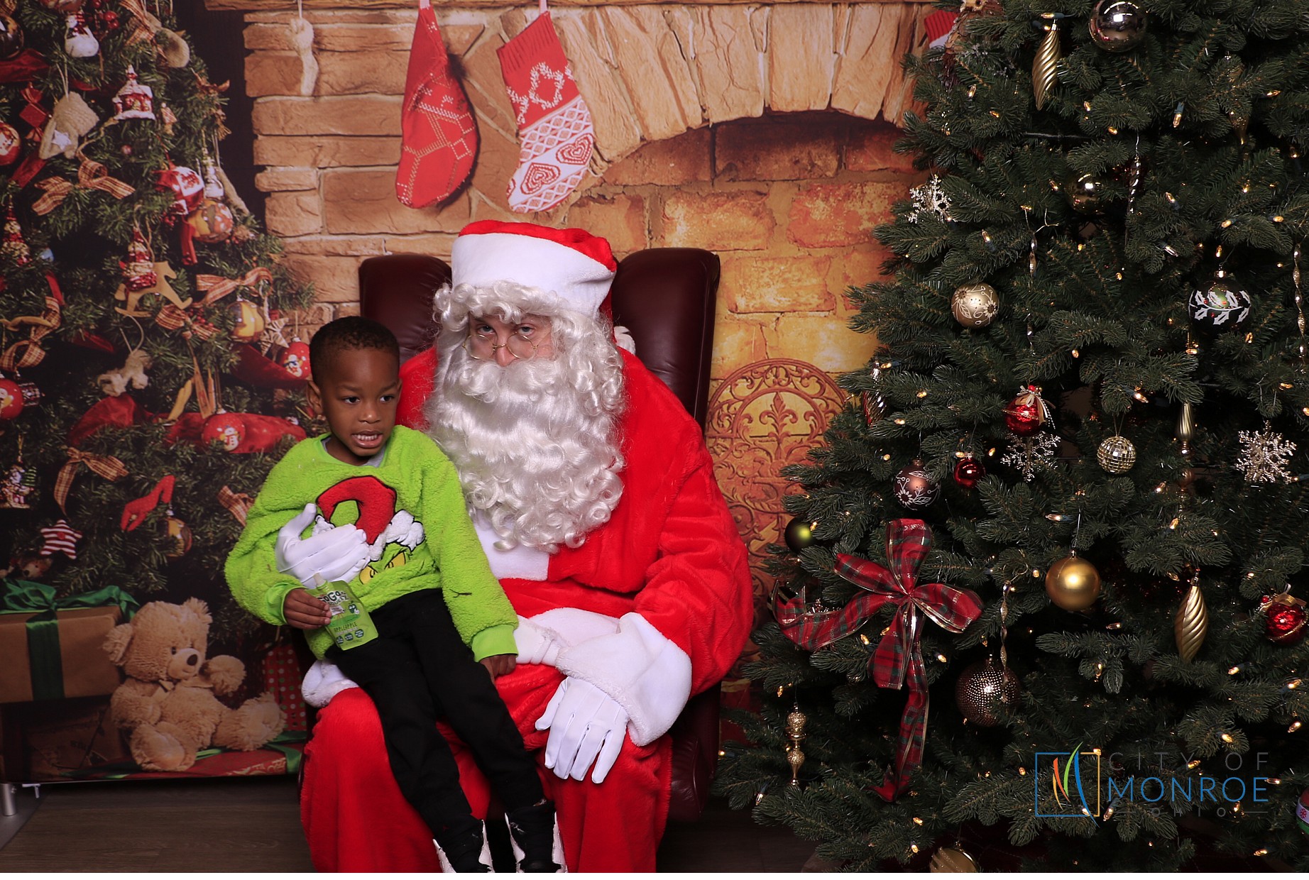 Monroe Christmas on the Plaza | View more photos from the event at gallery.photoboothcincy.com/u/PhotoBoothCincy/Monroe-Christmas-on-the-Plaza