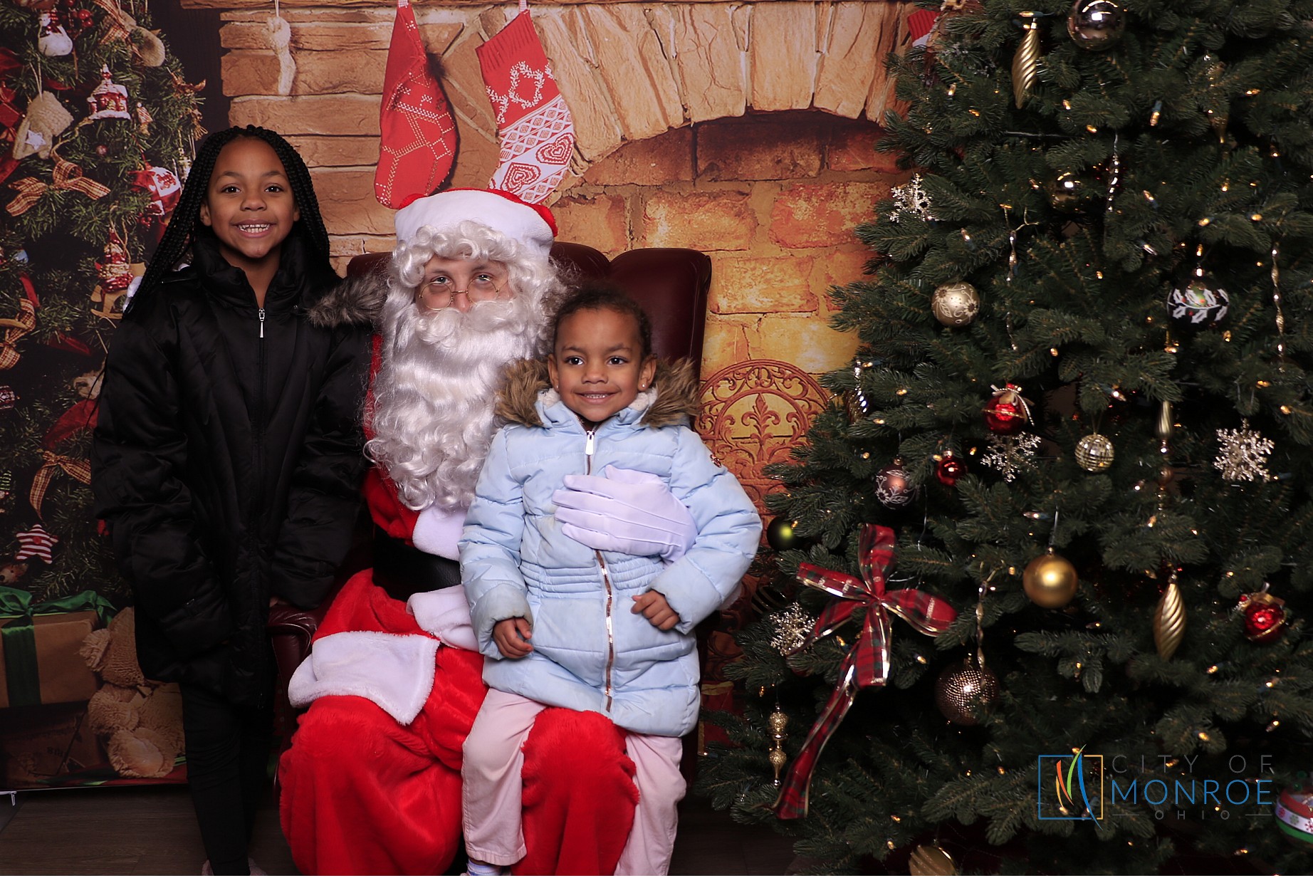 Monroe Christmas on the Plaza | View more photos from the event at gallery.photoboothcincy.com/u/PhotoBoothCincy/Monroe-Christmas-on-the-Plaza