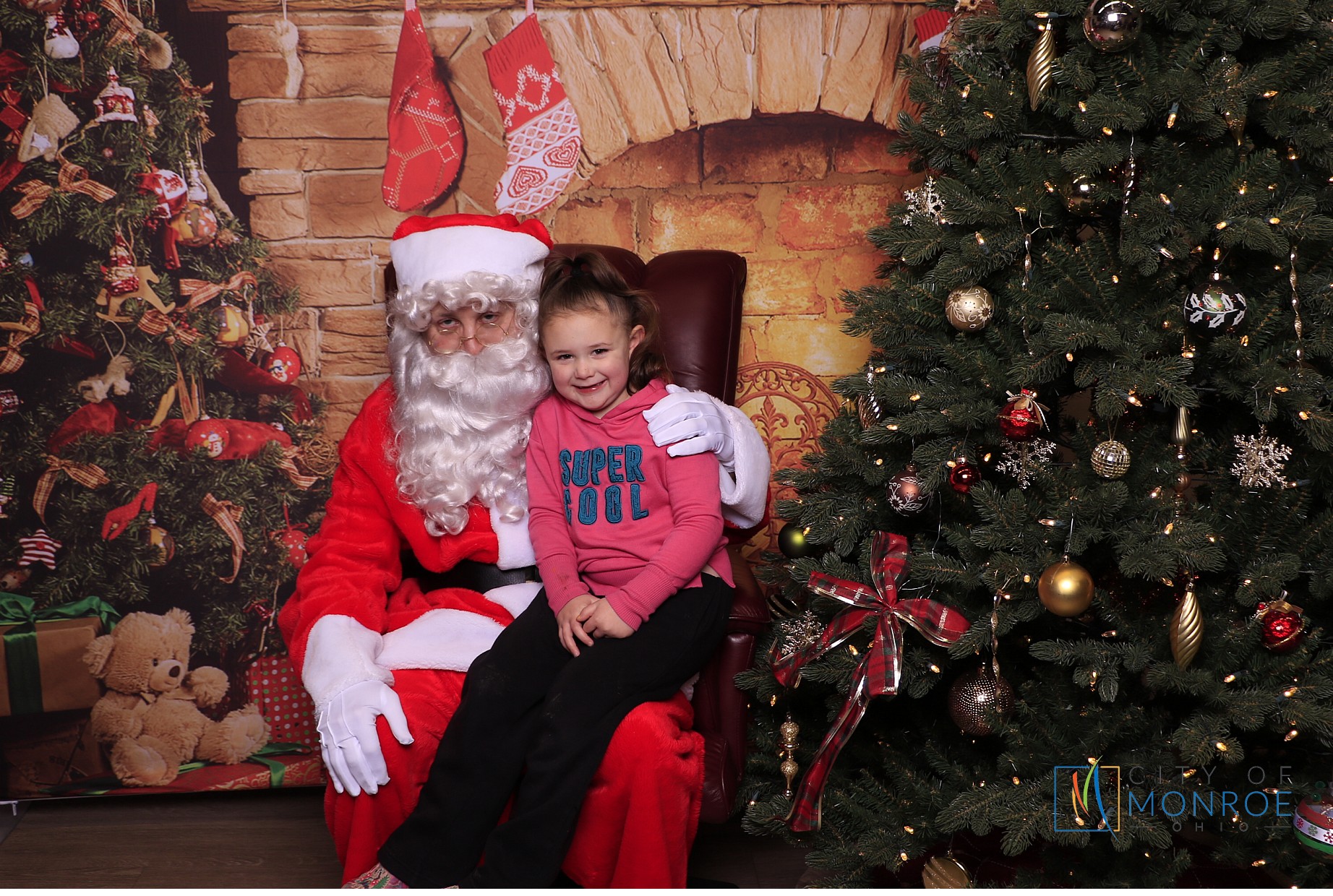 Monroe Christmas on the Plaza | View more photos from the event at gallery.photoboothcincy.com/u/PhotoBoothCincy/Monroe-Christmas-on-the-Plaza