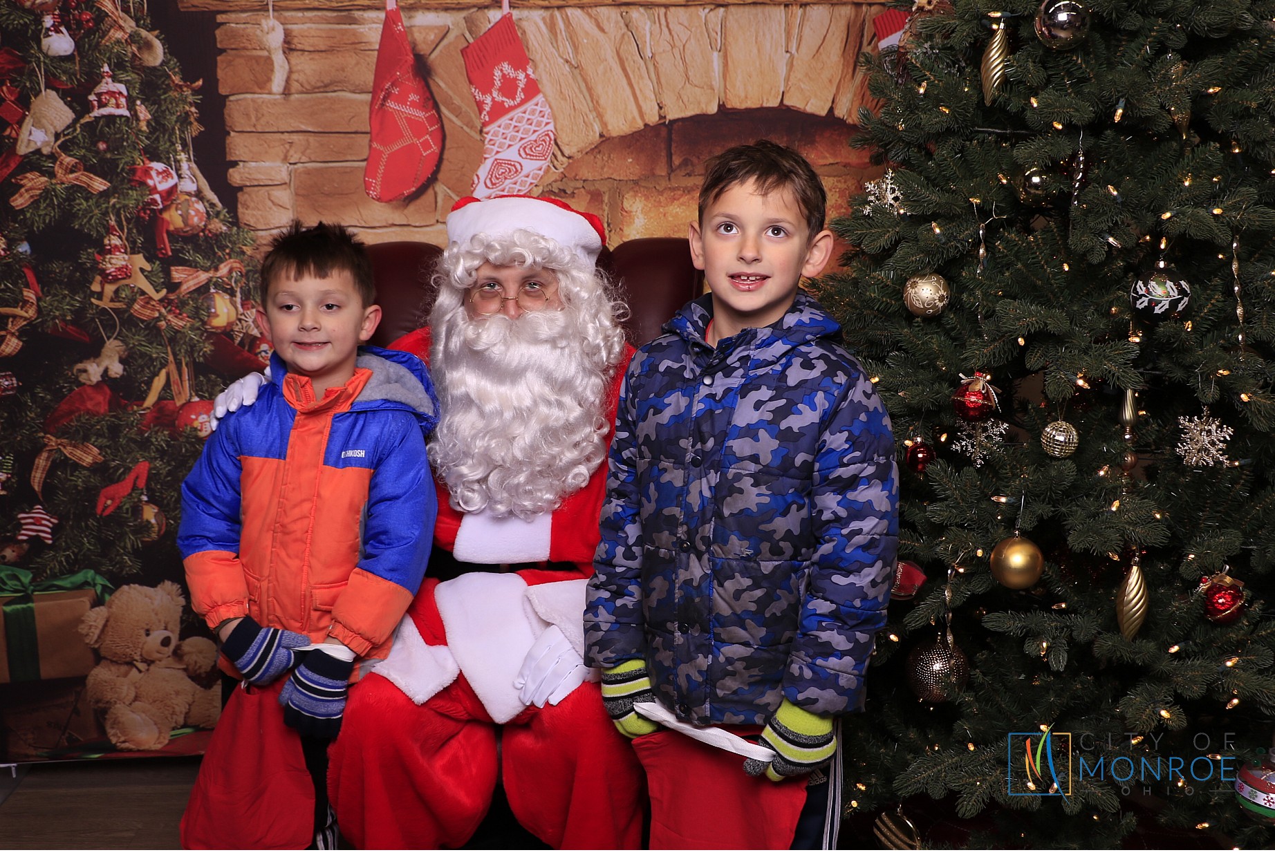 Monroe Christmas on the Plaza | View more photos from the event at gallery.photoboothcincy.com/u/PhotoBoothCincy/Monroe-Christmas-on-the-Plaza